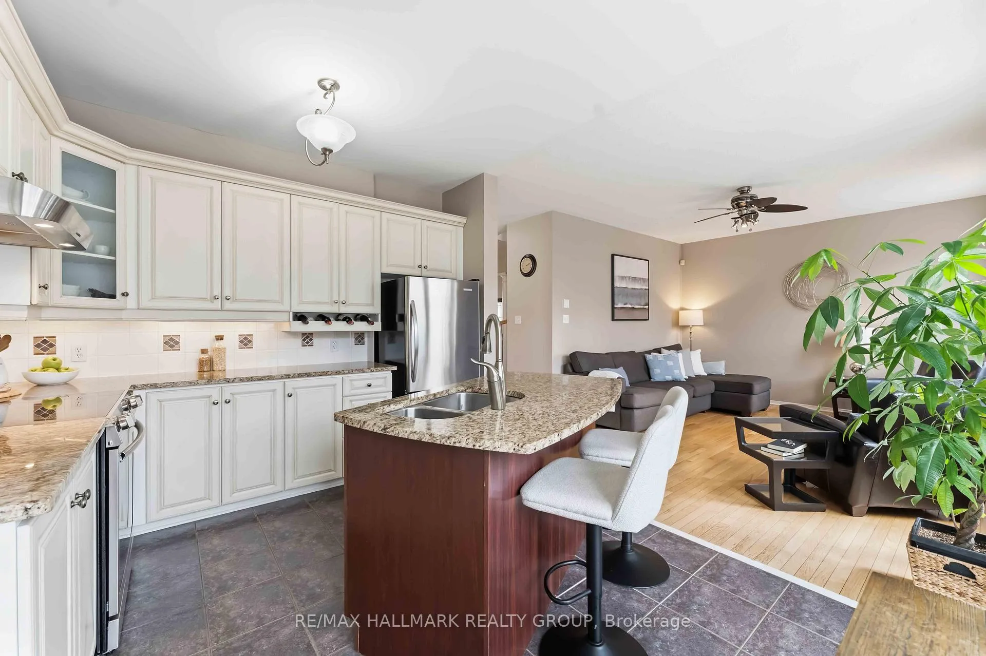 Photo 11 of 29 Birchfield Avenue, Ottawa, Kanata - Emerald Meadows/Trailwest — HOMEH