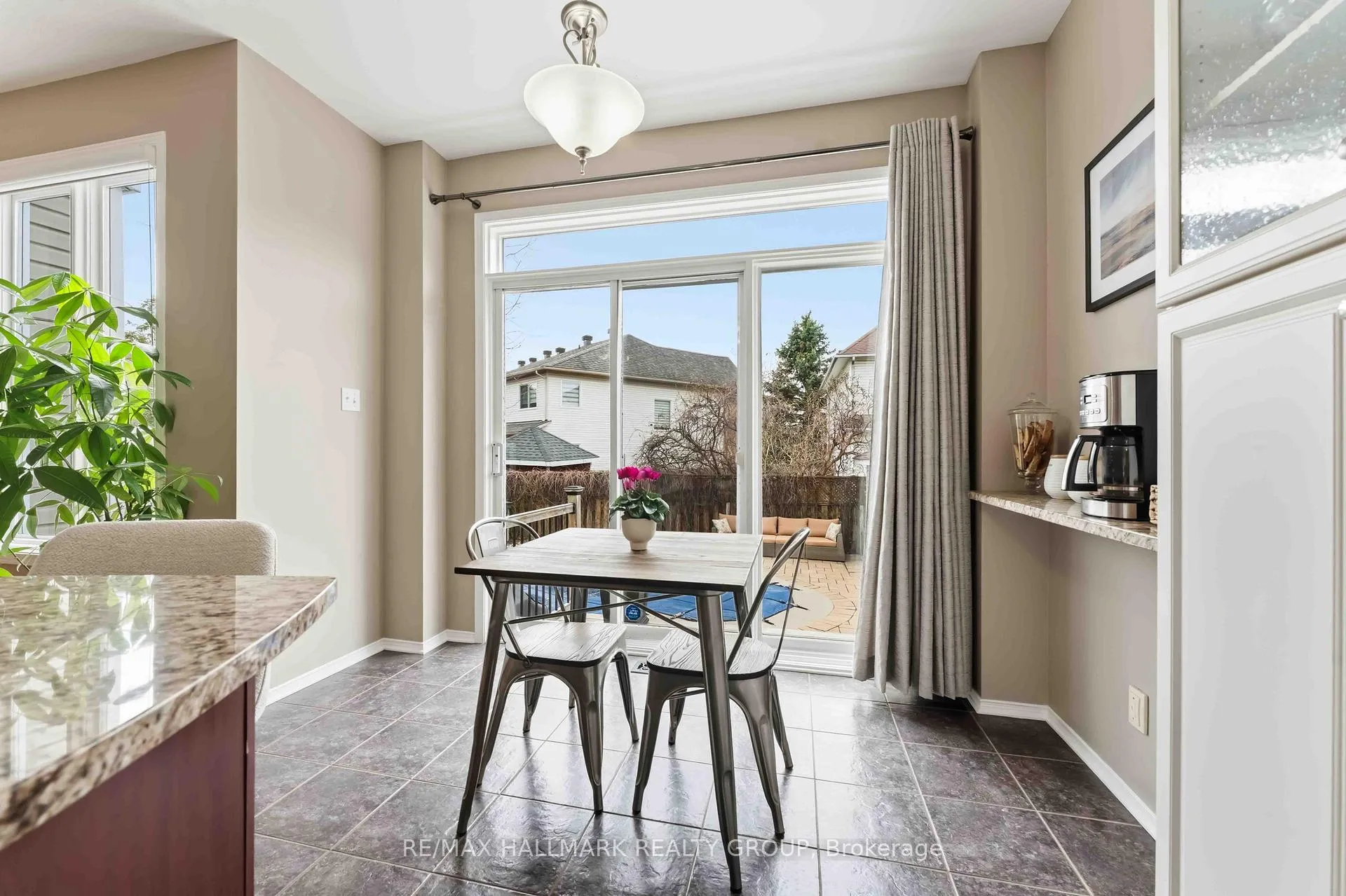 Photo 12 of 29 Birchfield Avenue, Ottawa, Kanata - Emerald Meadows/Trailwest — HOMEH