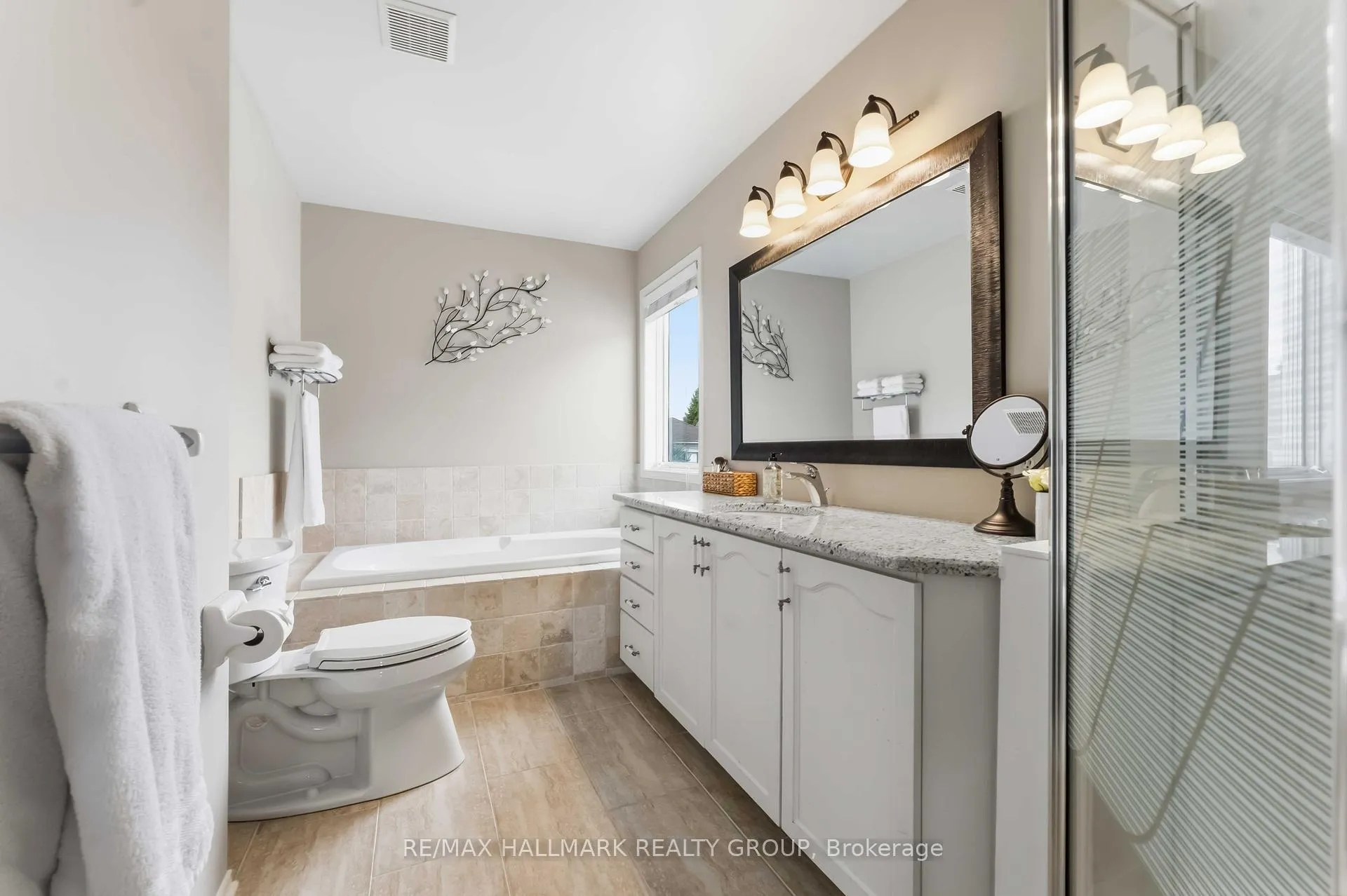 Photo 18 of 29 Birchfield Avenue, Ottawa, Kanata - Emerald Meadows/Trailwest — HOMEH