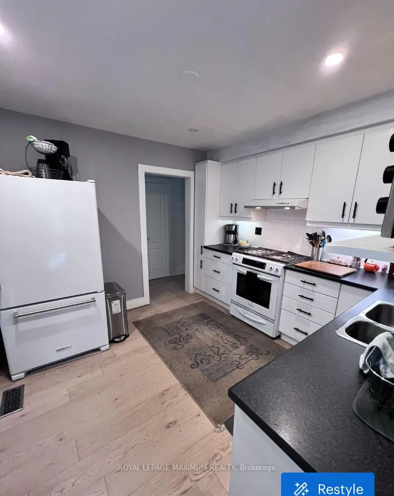 Photo 5 of Unit Main, 33 Alhart Drive, Etobicoke, Thistletown-Beaumonde Heights — HOMEH