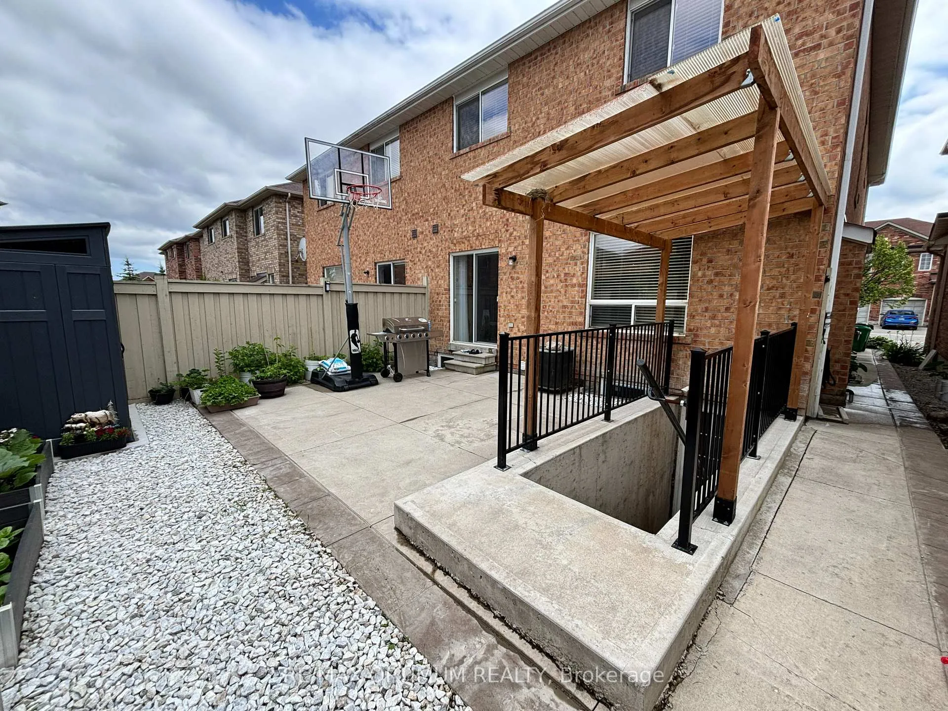 Photo 39 of 77 Personna Circle, Brampton, Credit Valley — HOMEH