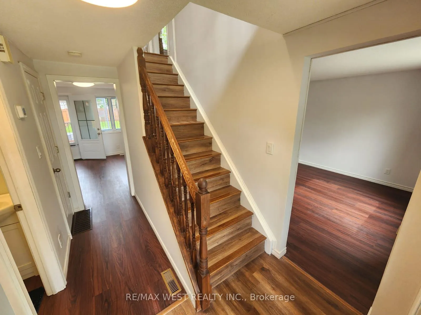 Photo 5 of 10658 Atwater Crescent, Windsor — HOMEH