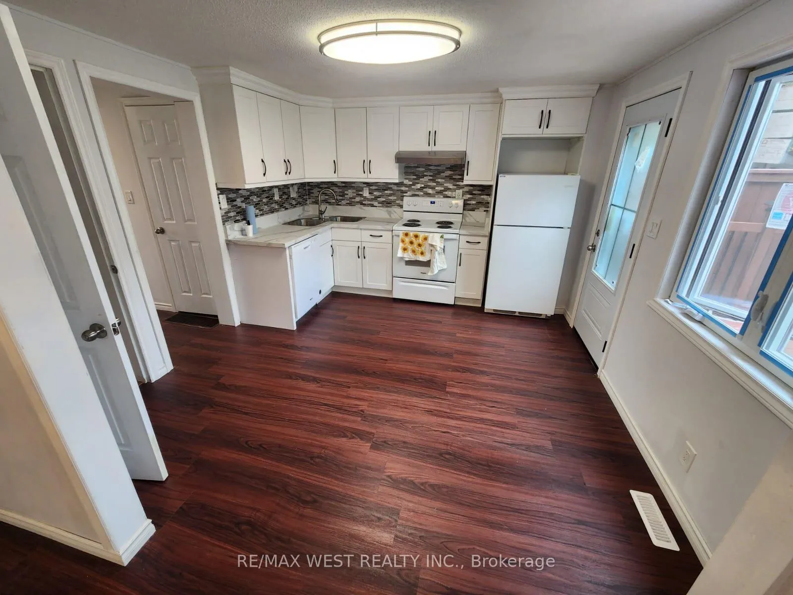 Photo 12 of 10658 Atwater Crescent, Windsor — HOMEH