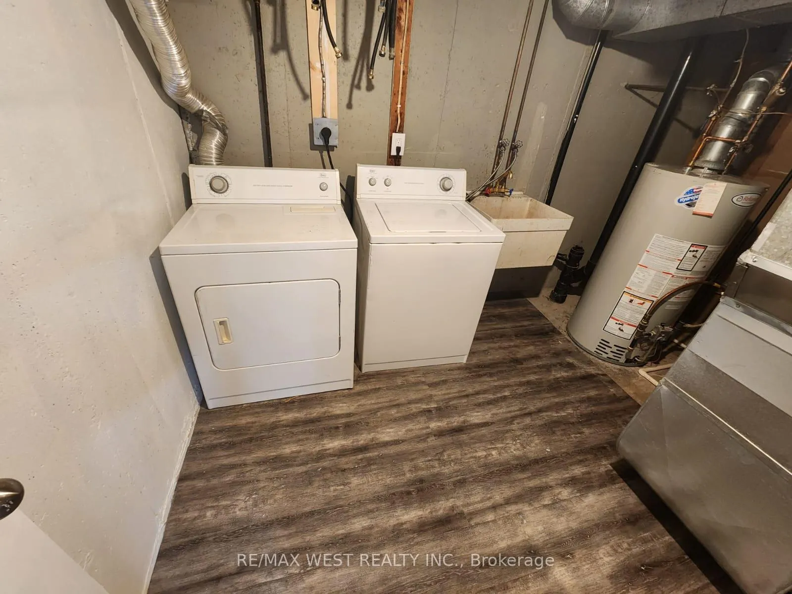 Photo 33 of 10658 Atwater Crescent, Windsor — HOMEH