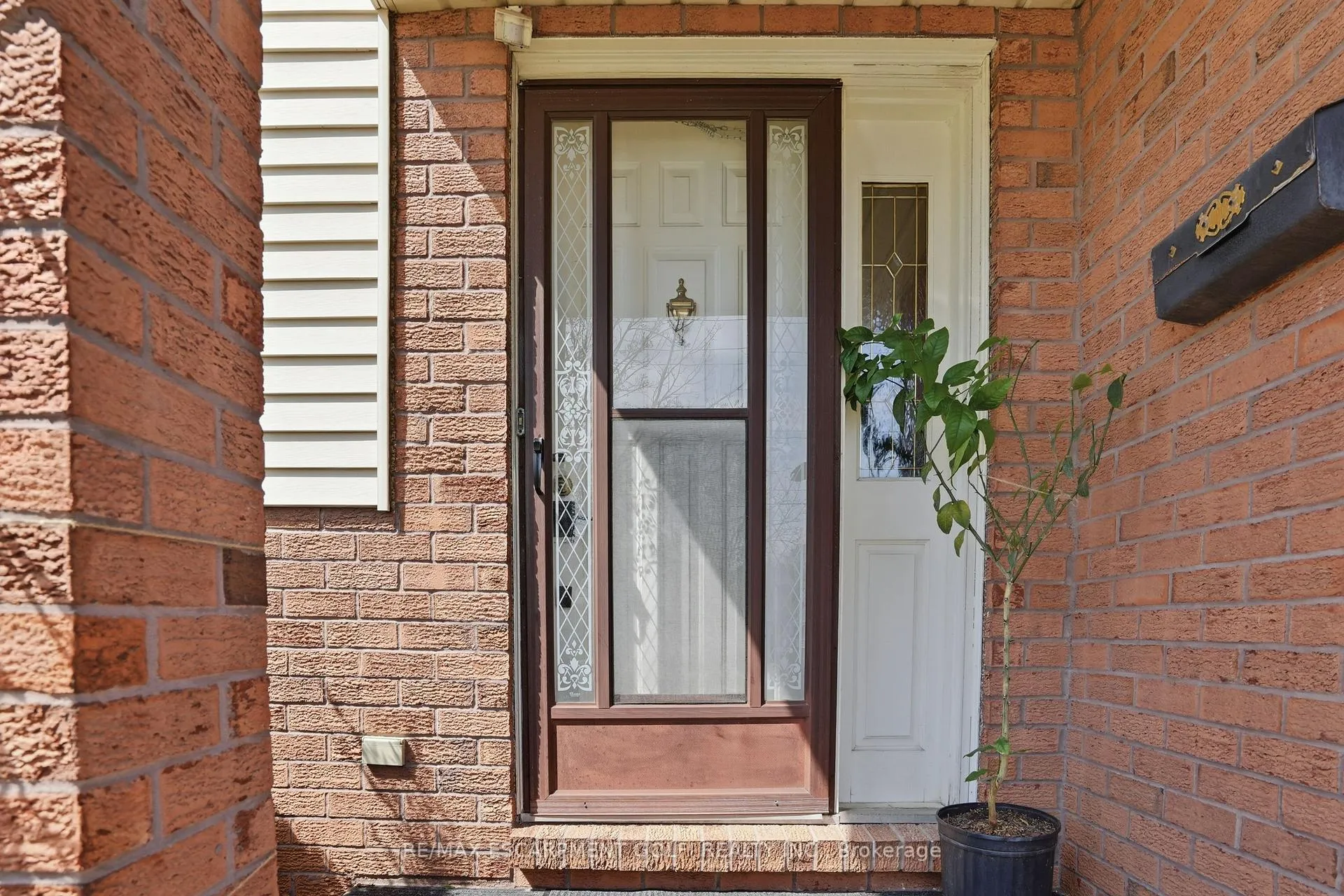 Photo 5 of 63 Linwell Road, St. Catharines, Lakeport — HOMEH