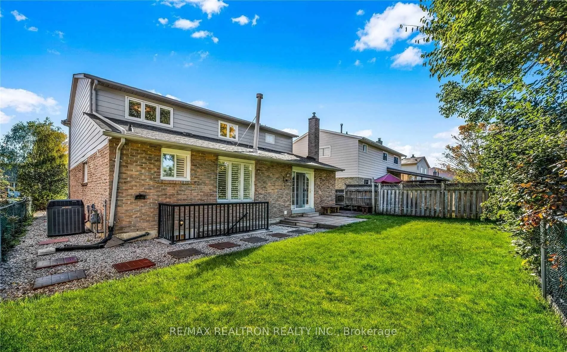 Photo 6 of 72 Ashton Road, Newmarket, Huron Heights-Leslie Valley — HOMEH