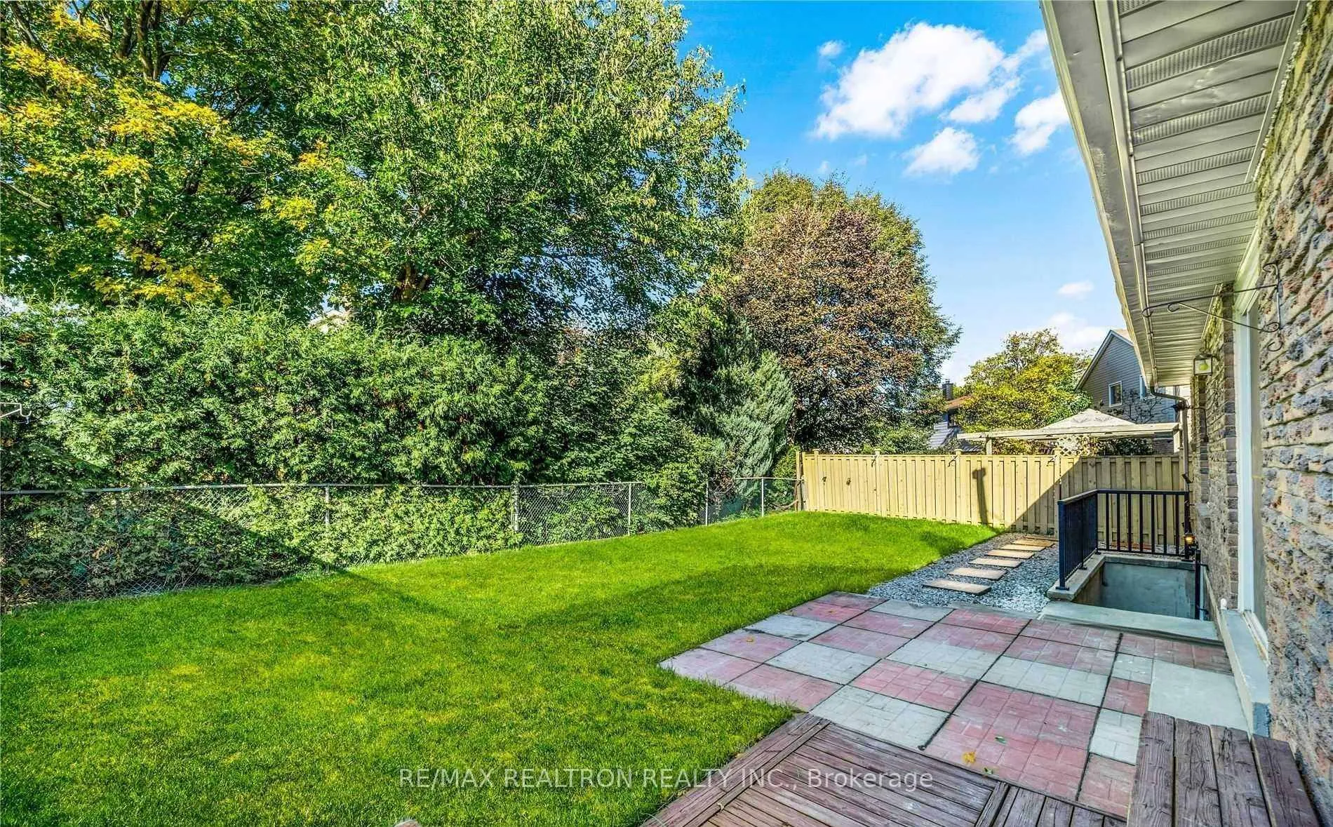 Photo 8 of 72 Ashton Road, Newmarket, Huron Heights-Leslie Valley — HOMEH