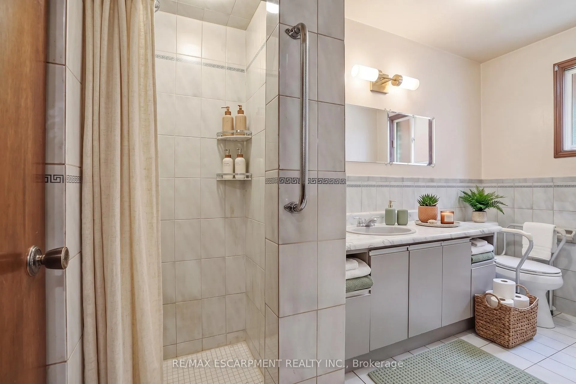 Photo 9 of 60 Rexford Drive, Hamilton, Randall — HOMEH