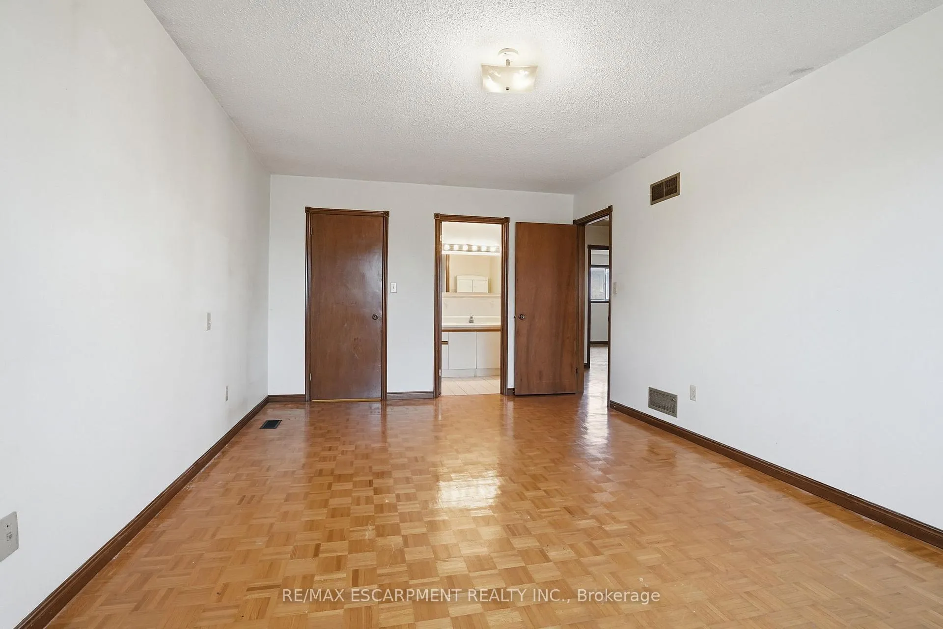 Photo 16 of 60 Rexford Drive, Hamilton, Randall — HOMEH