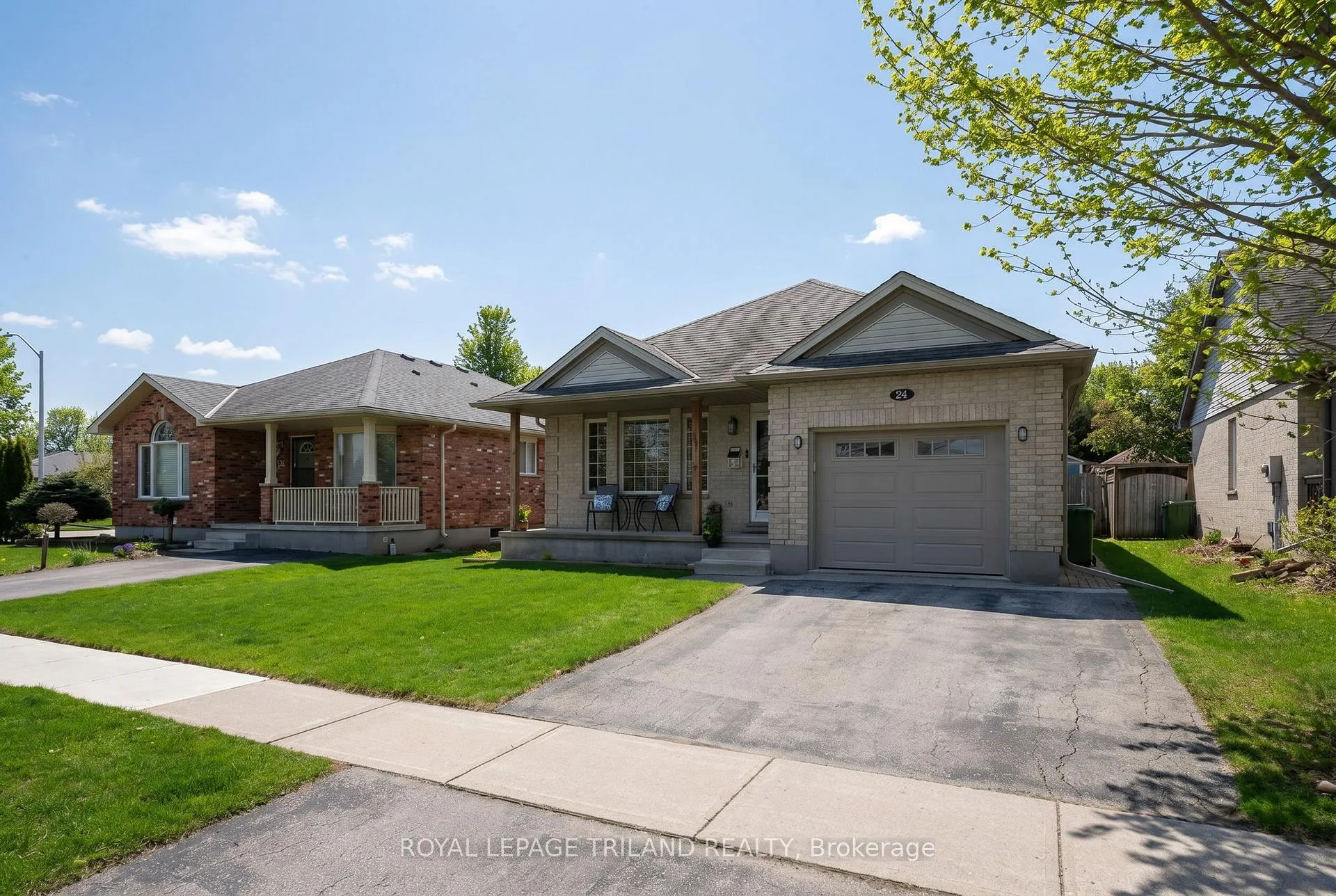 Photo 3 of 24 Sifton Drive, St. Thomas — HOMEH