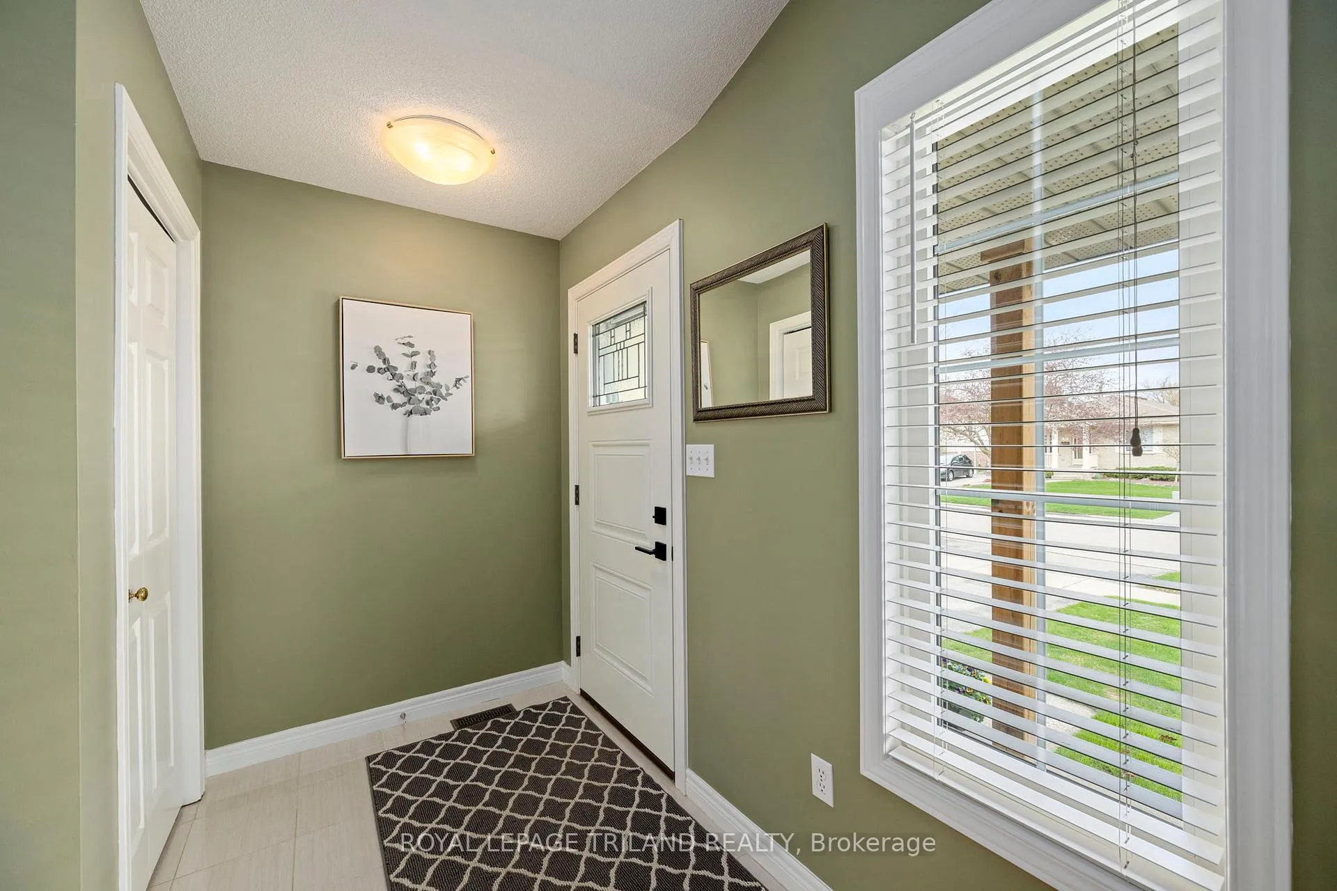 Photo 4 of 24 Sifton Drive, St. Thomas — HOMEH