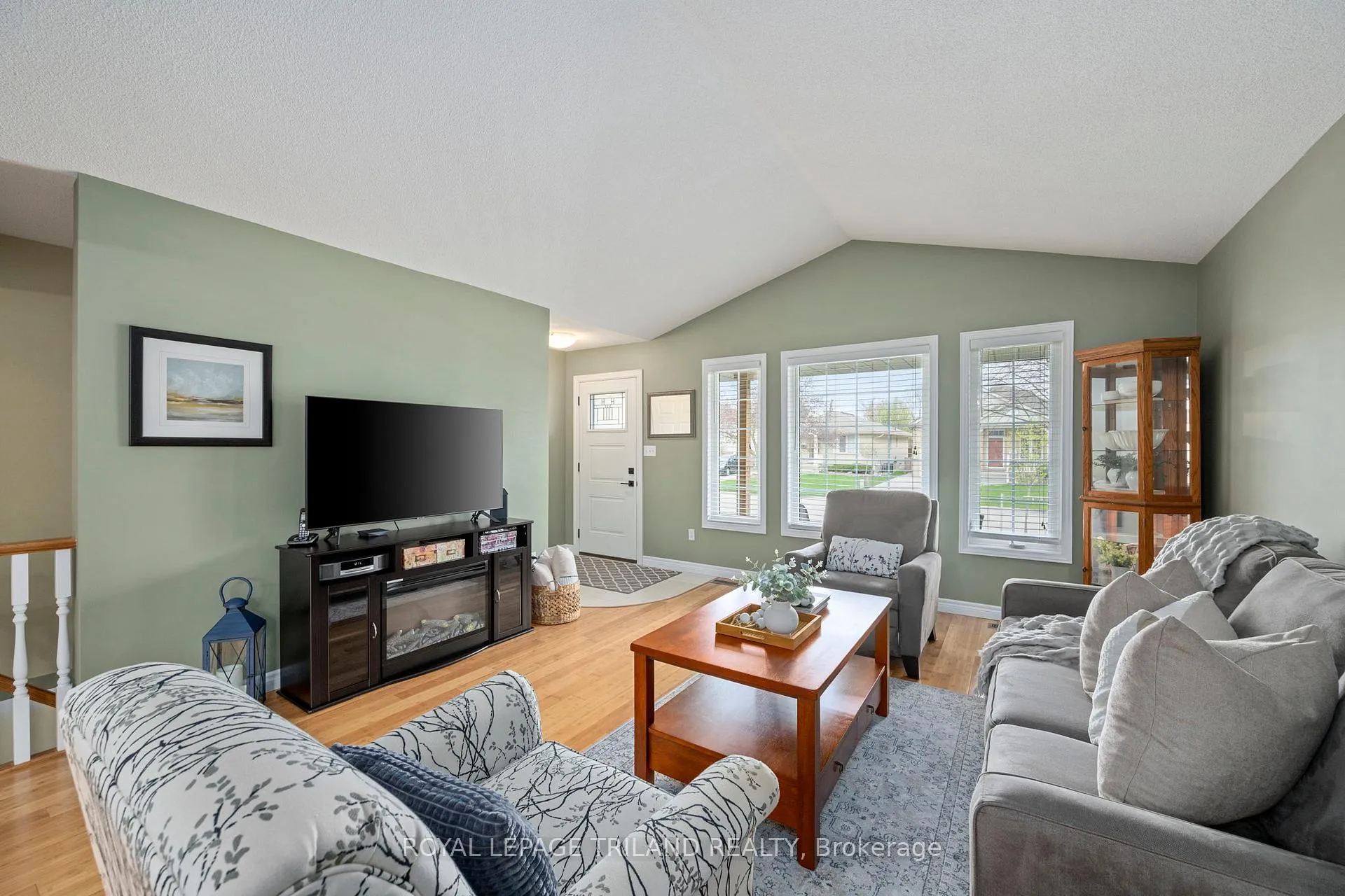 Photo 5 of 24 Sifton Drive, St. Thomas — HOMEH