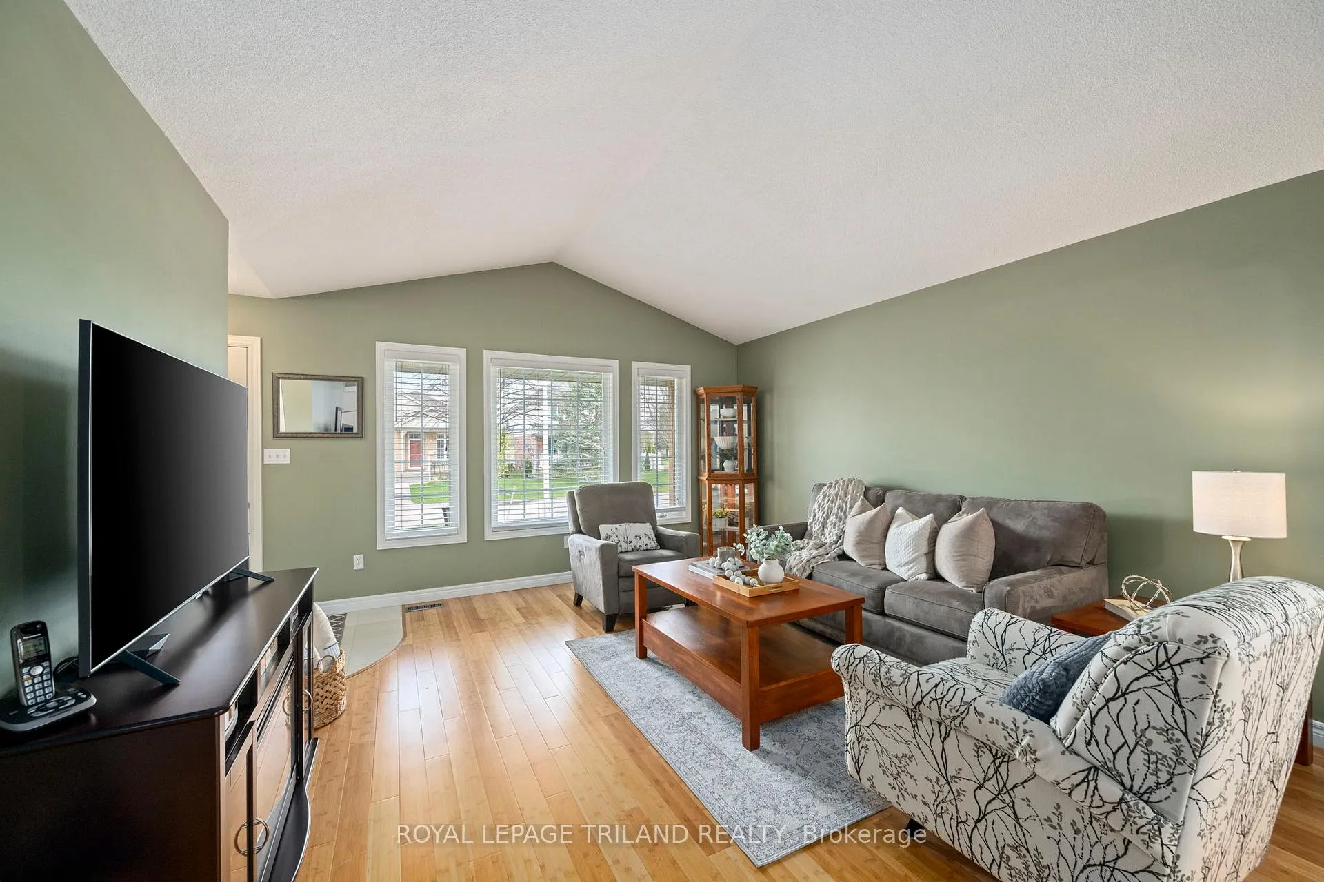 Photo 8 of 24 Sifton Drive, St. Thomas — HOMEH