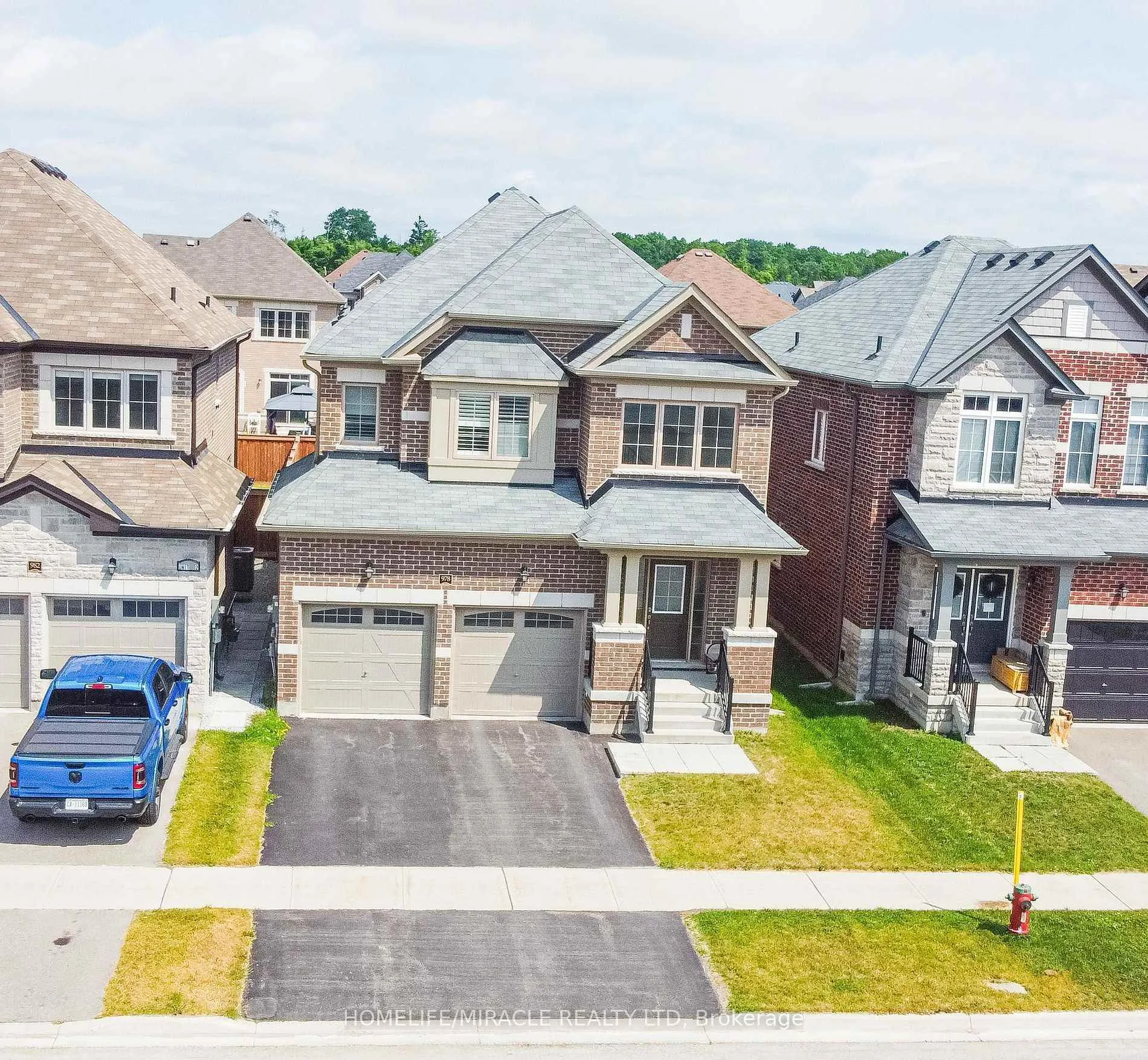 Photo 2 of 978 Barton Way, Innisfil, Rural Innisfil — HOMEH