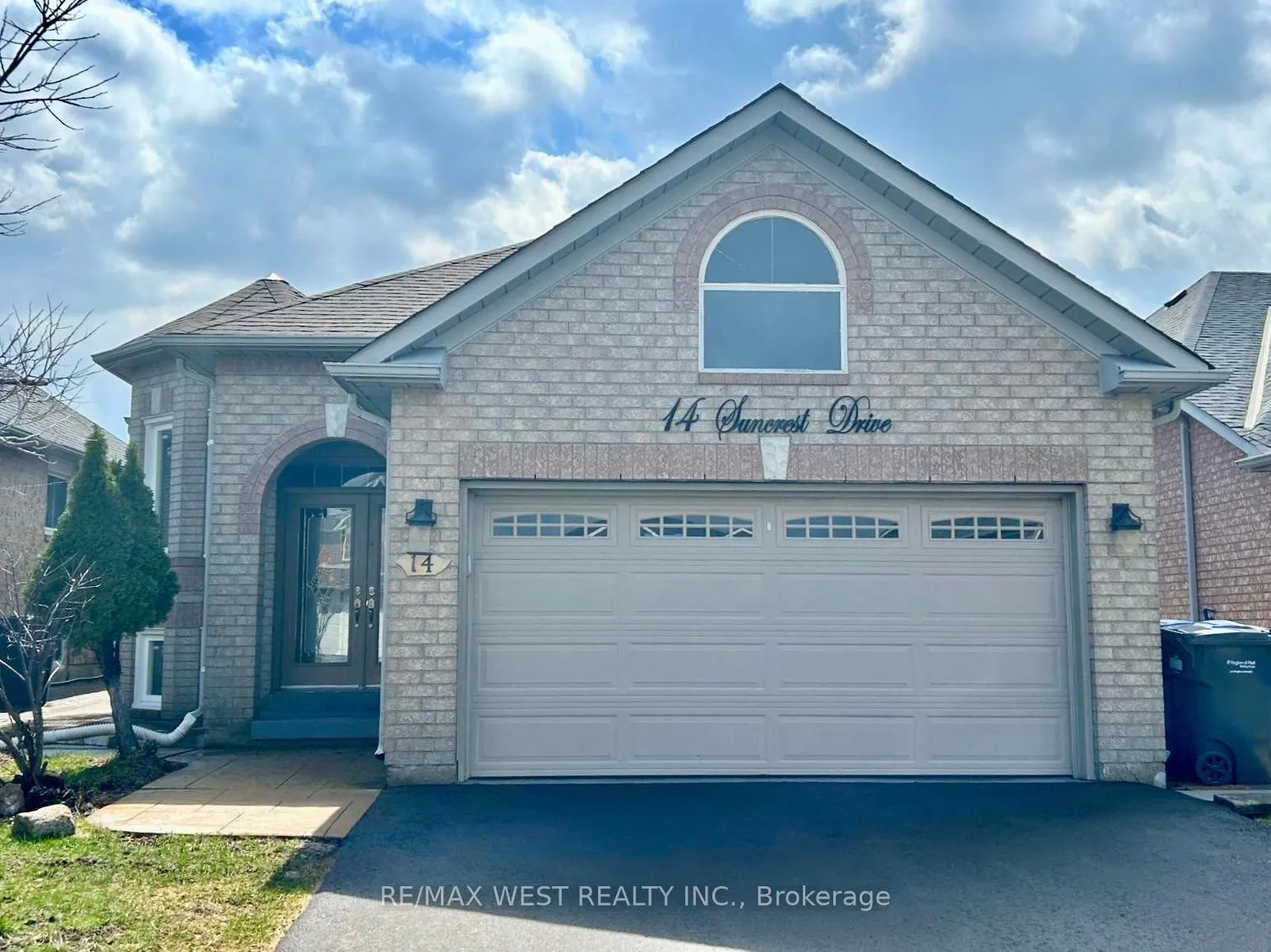 Photo 2 of 14 Suncrest Drive, Brampton, Brampton West — HOMEH
