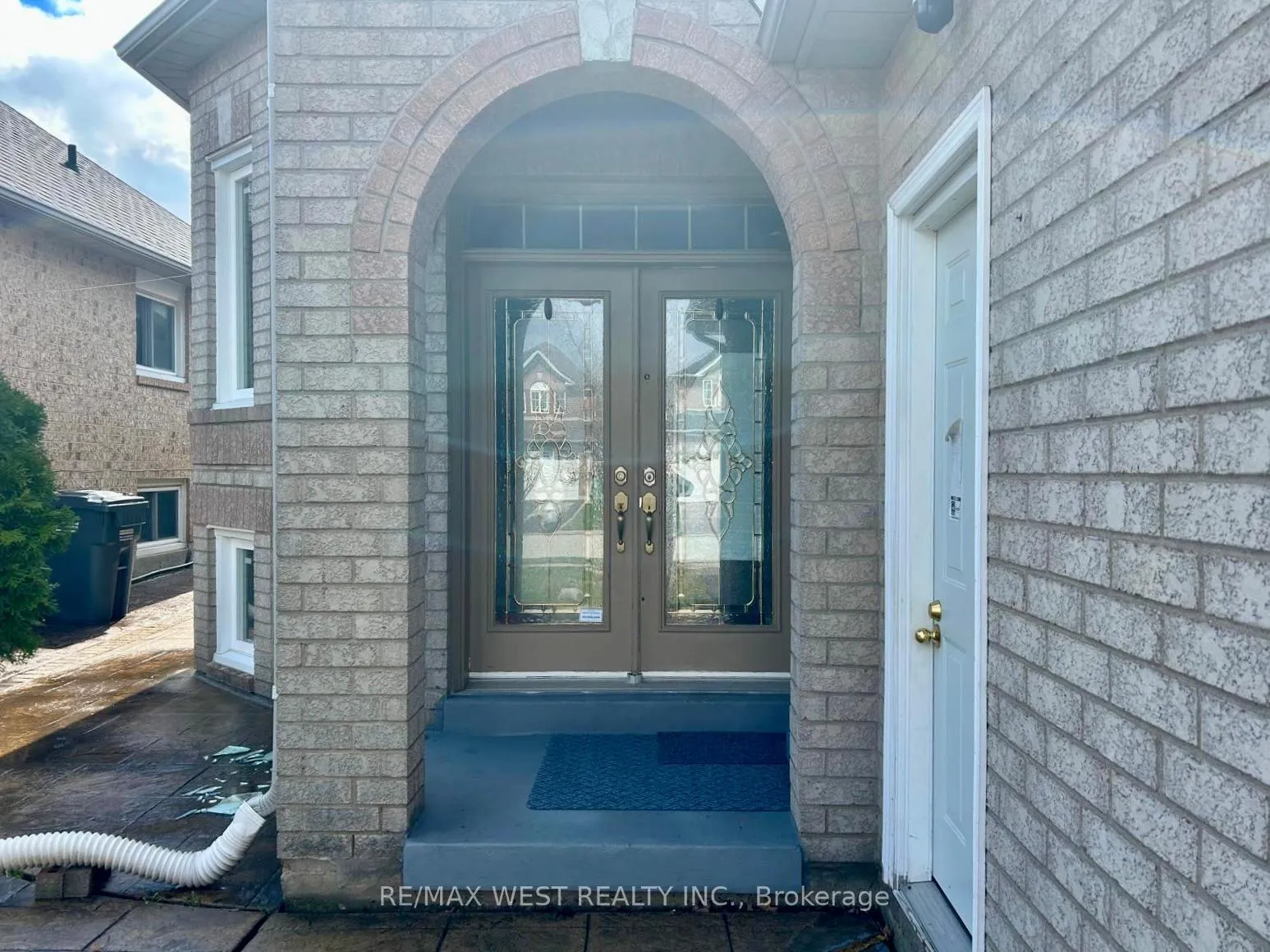 Photo 3 of 14 Suncrest Drive, Brampton, Brampton West — HOMEH