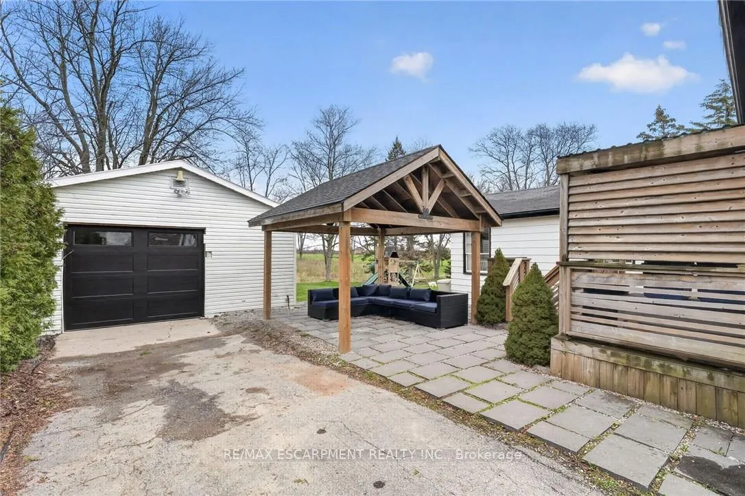 Photo 2 of 395 Mud Street E, Hamilton, Stoney Creek Mountain — HOMEH