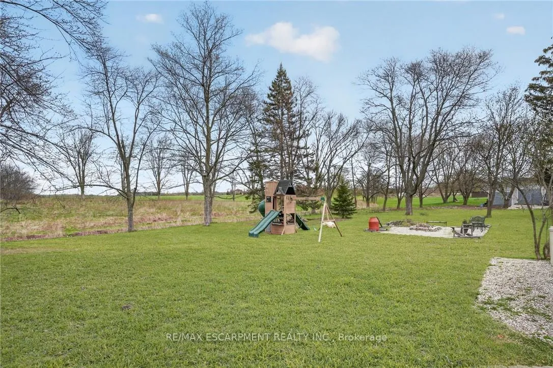 Photo 3 of 395 Mud Street E, Hamilton, Stoney Creek Mountain — HOMEH