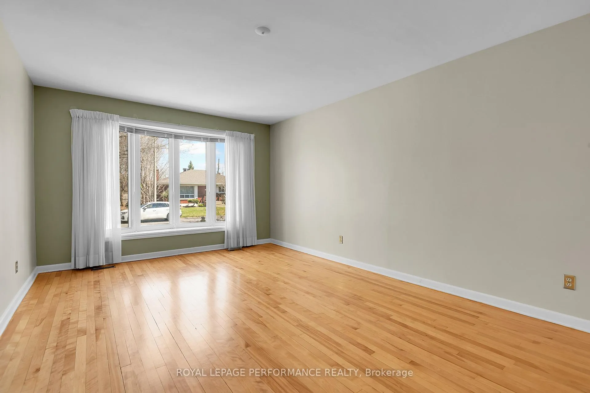 Photo 8 of 1582 Digby Street, Ottawa, Riverview Park — HOMEH