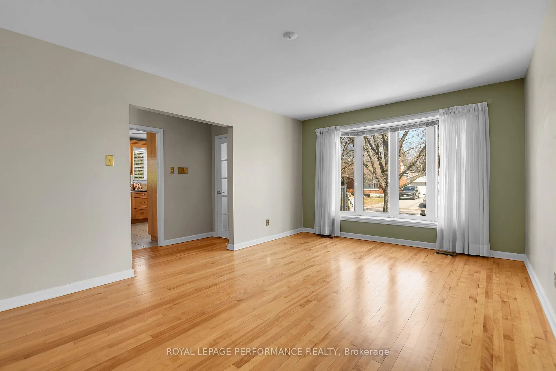 Photo 9 of 1582 Digby Street, Ottawa, Riverview Park — HOMEH