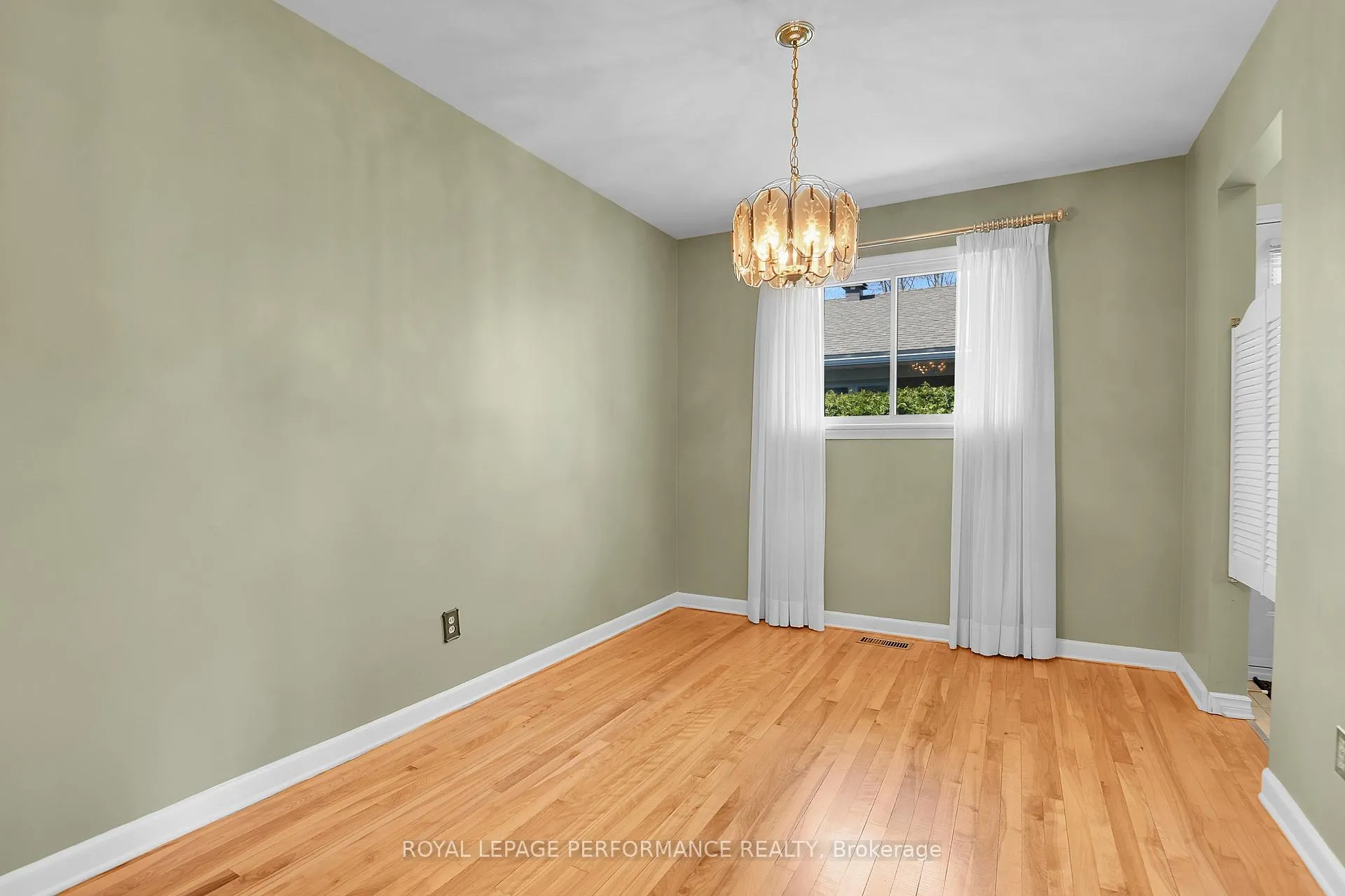 Photo 12 of 1582 Digby Street, Ottawa, Riverview Park — HOMEH
