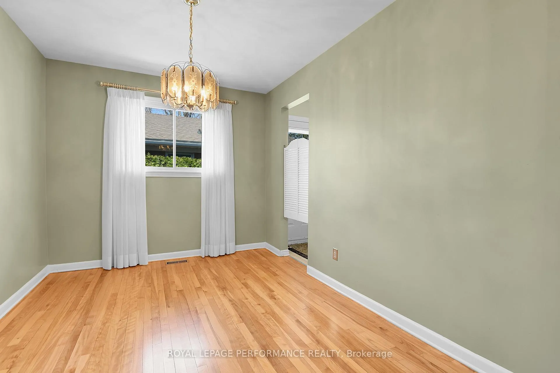 Photo 13 of 1582 Digby Street, Ottawa, Riverview Park — HOMEH