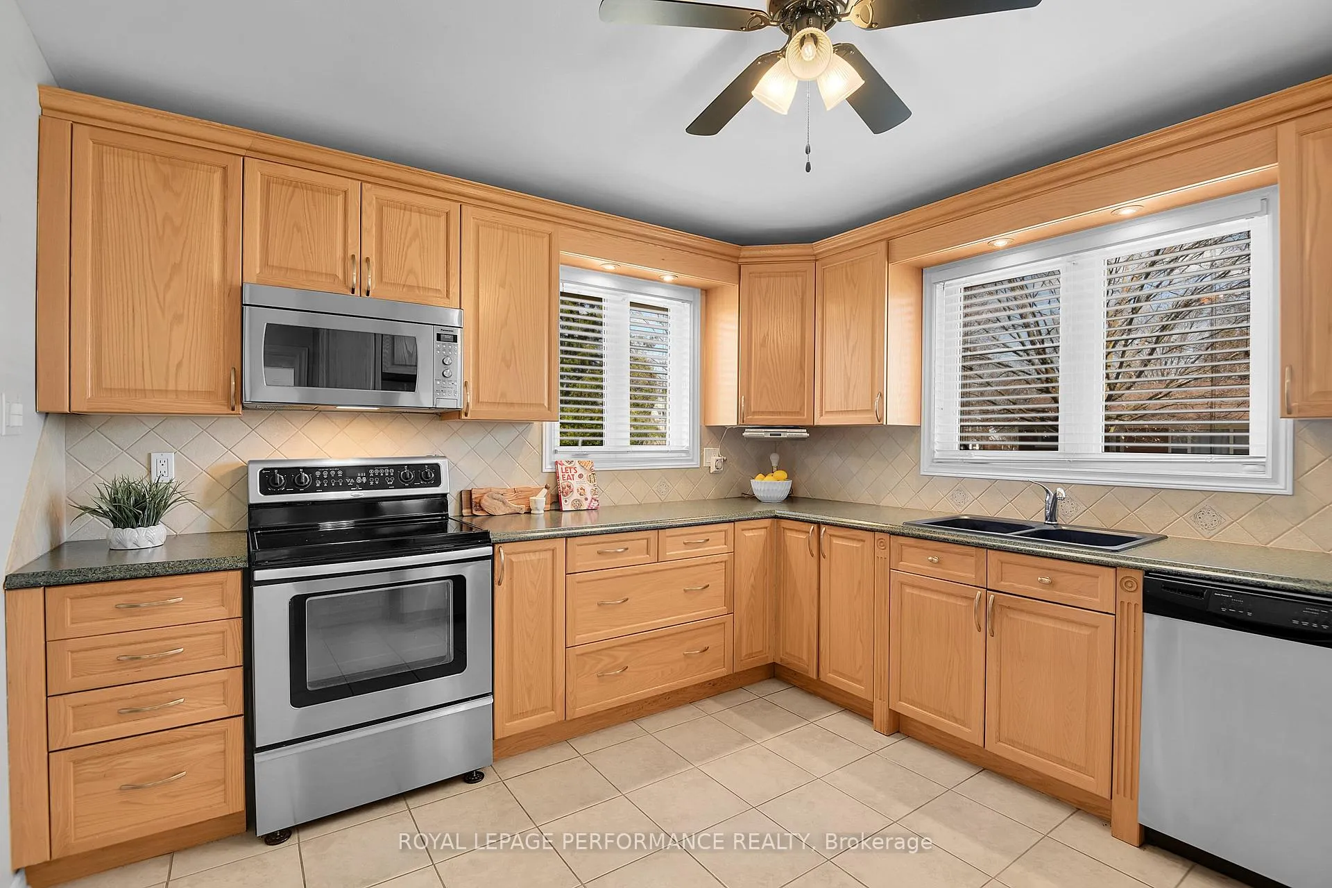 Photo 15 of 1582 Digby Street, Ottawa, Riverview Park — HOMEH