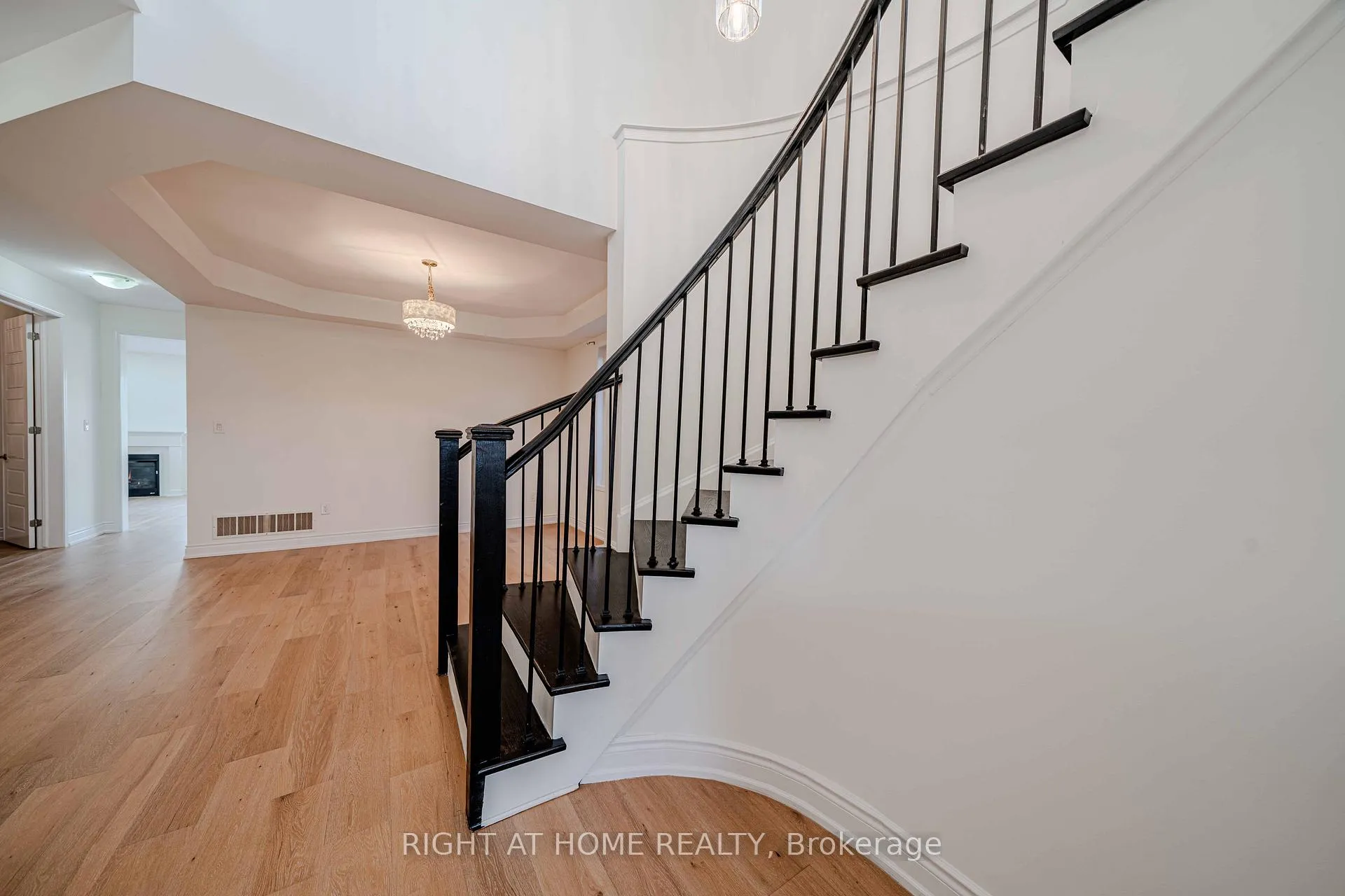 Photo 4 of 3 Leadenhall Road, Brampton, Northwest Brampton — HOMEH