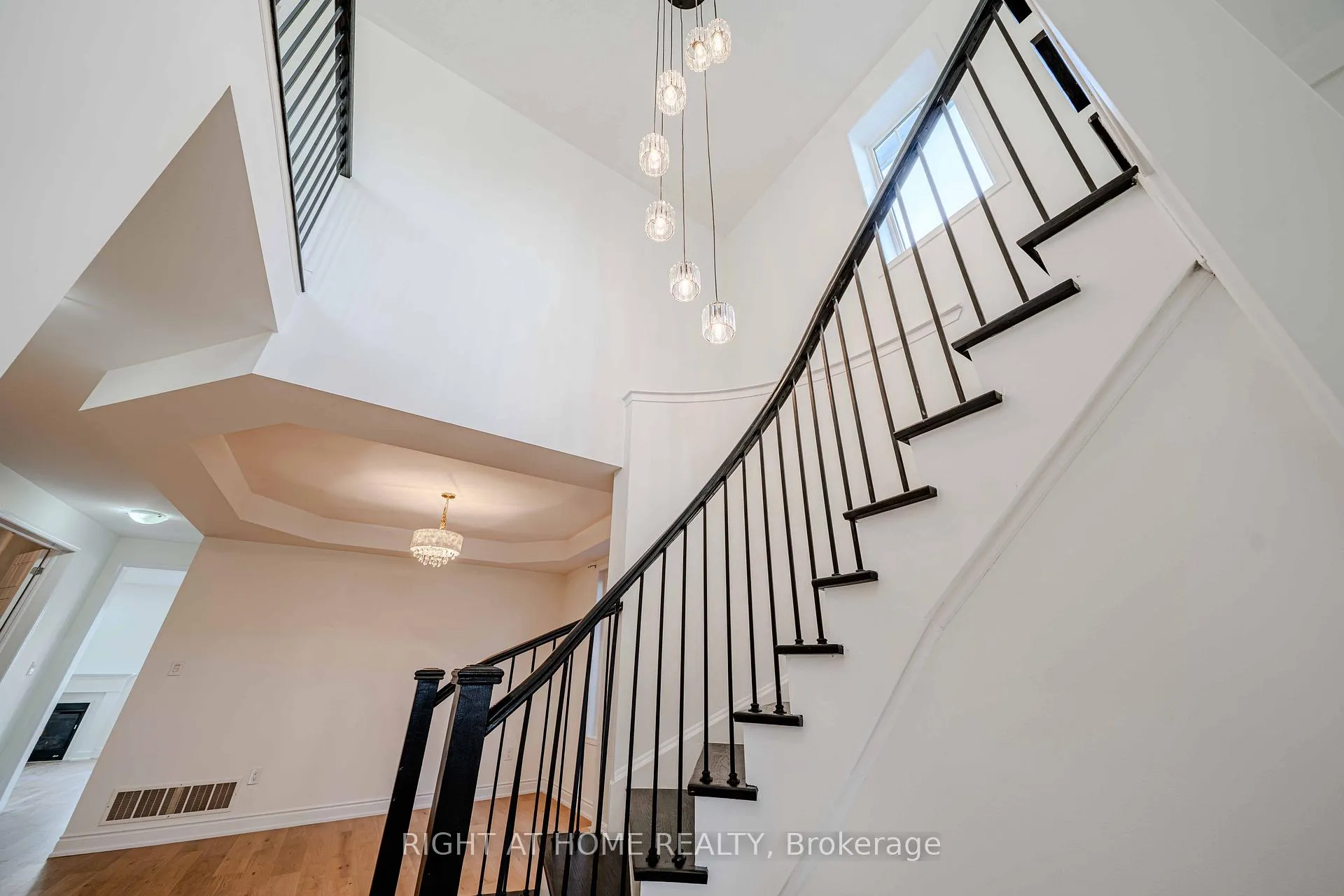 Photo 5 of 3 Leadenhall Road, Brampton, Northwest Brampton — HOMEH