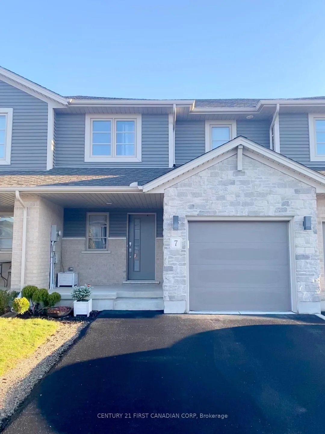 Photo 1 of 7 Empire Parkway, St. Thomas — HOMEH