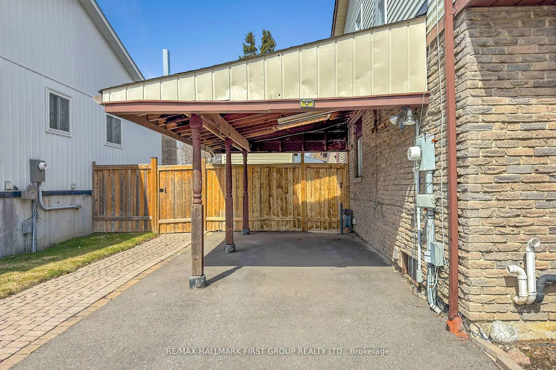 Photo 3 of 103 Nancy Mccredie Drive, Brampton, Brampton West — HOMEH