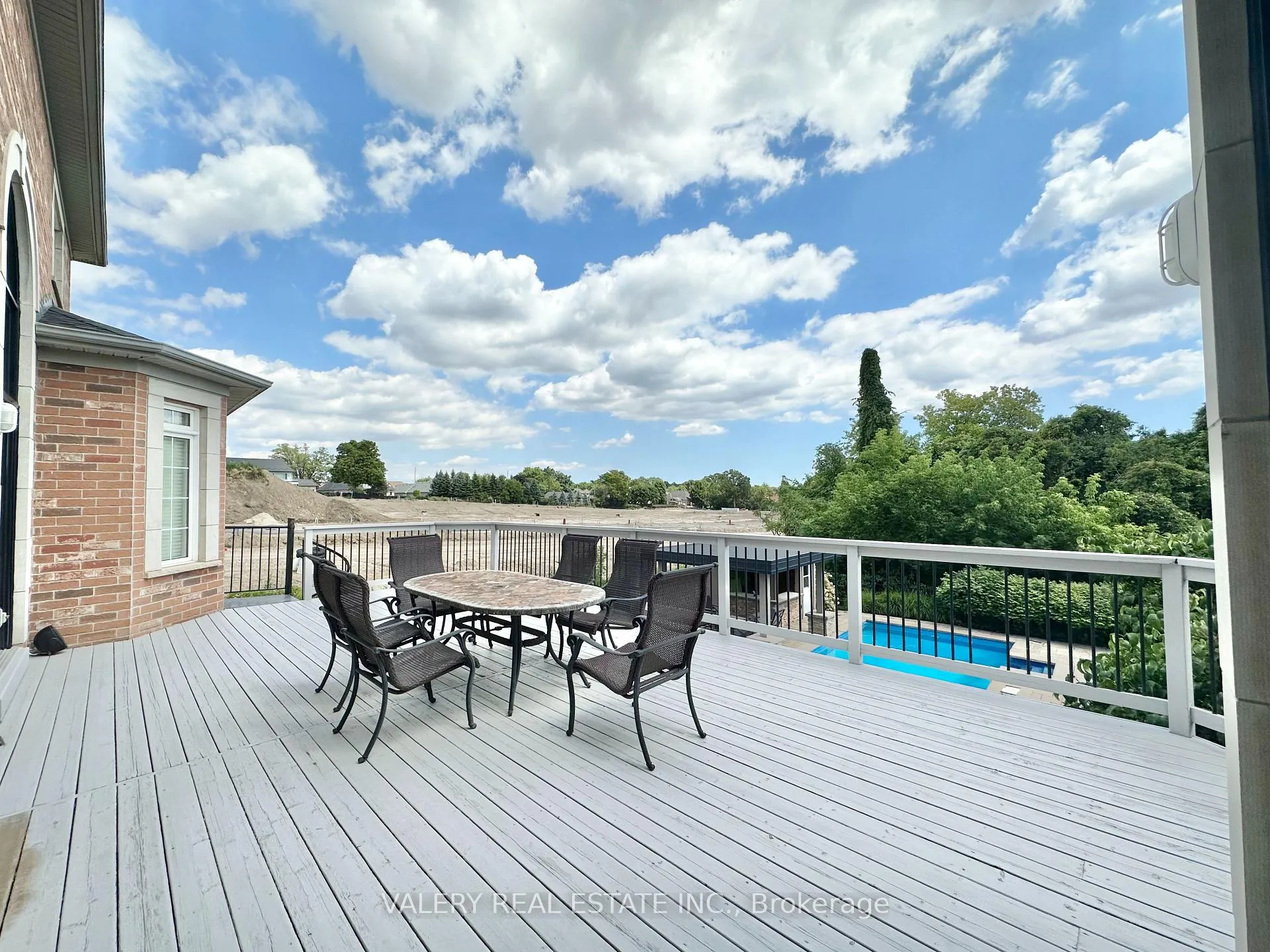 Photo 2 of 13 Classic Drive N, Brampton, Credit Valley — HOMEH