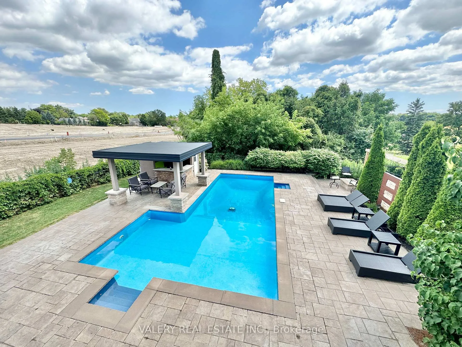 Photo 3 of 13 Classic Drive N, Brampton, Credit Valley — HOMEH