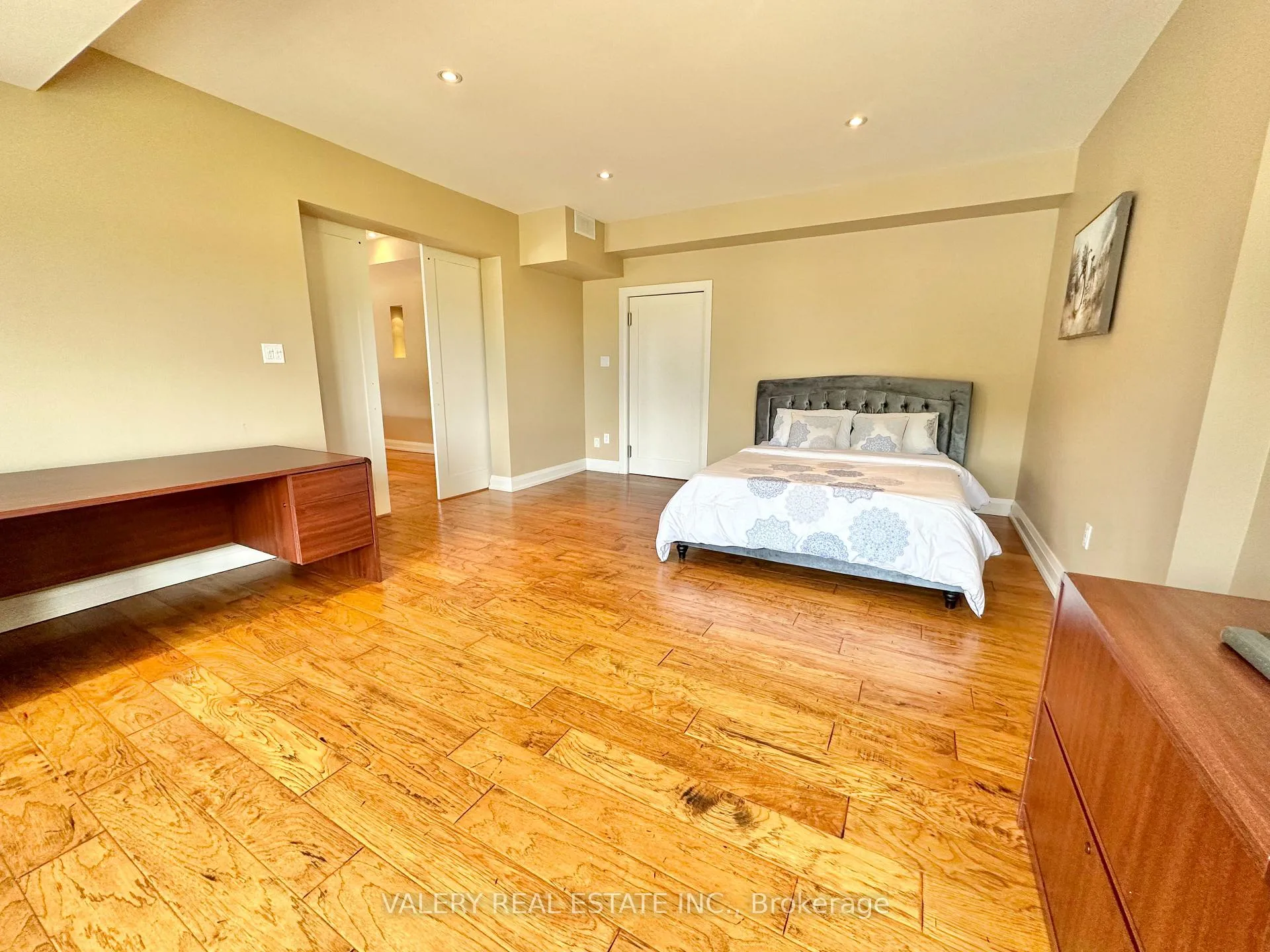 Photo 4 of 13 Classic Drive N, Brampton, Credit Valley — HOMEH