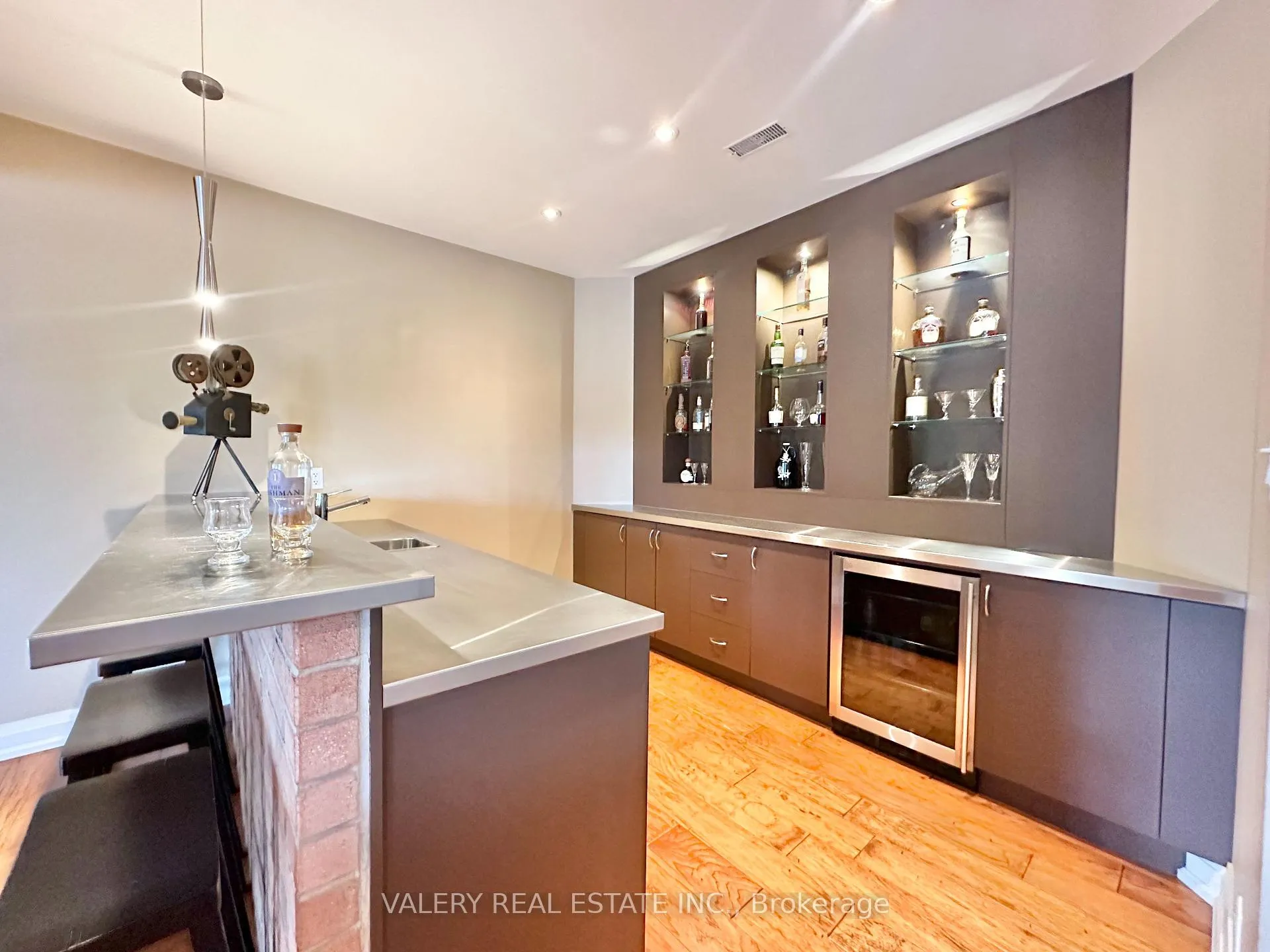 Photo 12 of 13 Classic Drive N, Brampton, Credit Valley — HOMEH