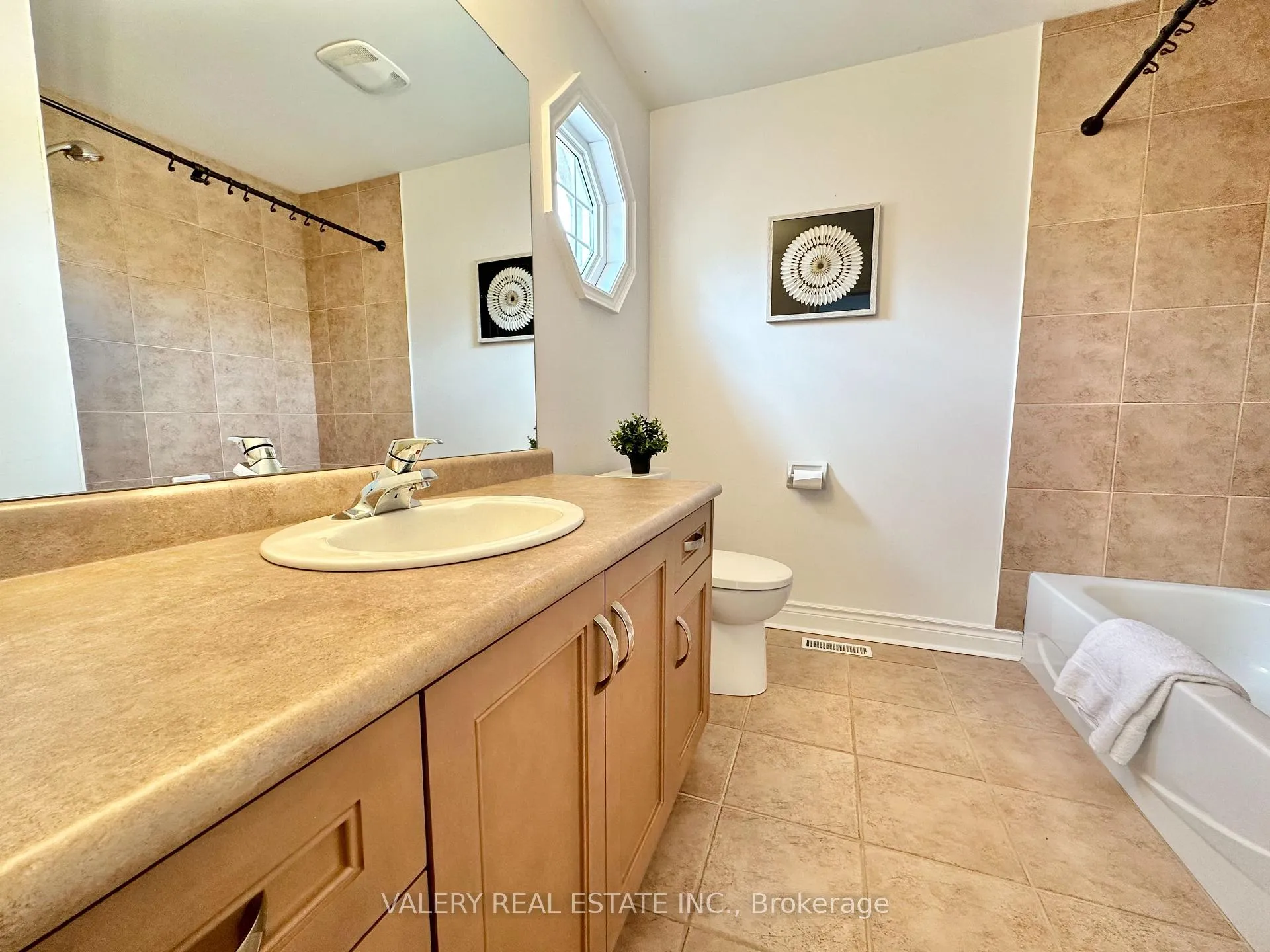 Photo 19 of 13 Classic Drive N, Brampton, Credit Valley — HOMEH