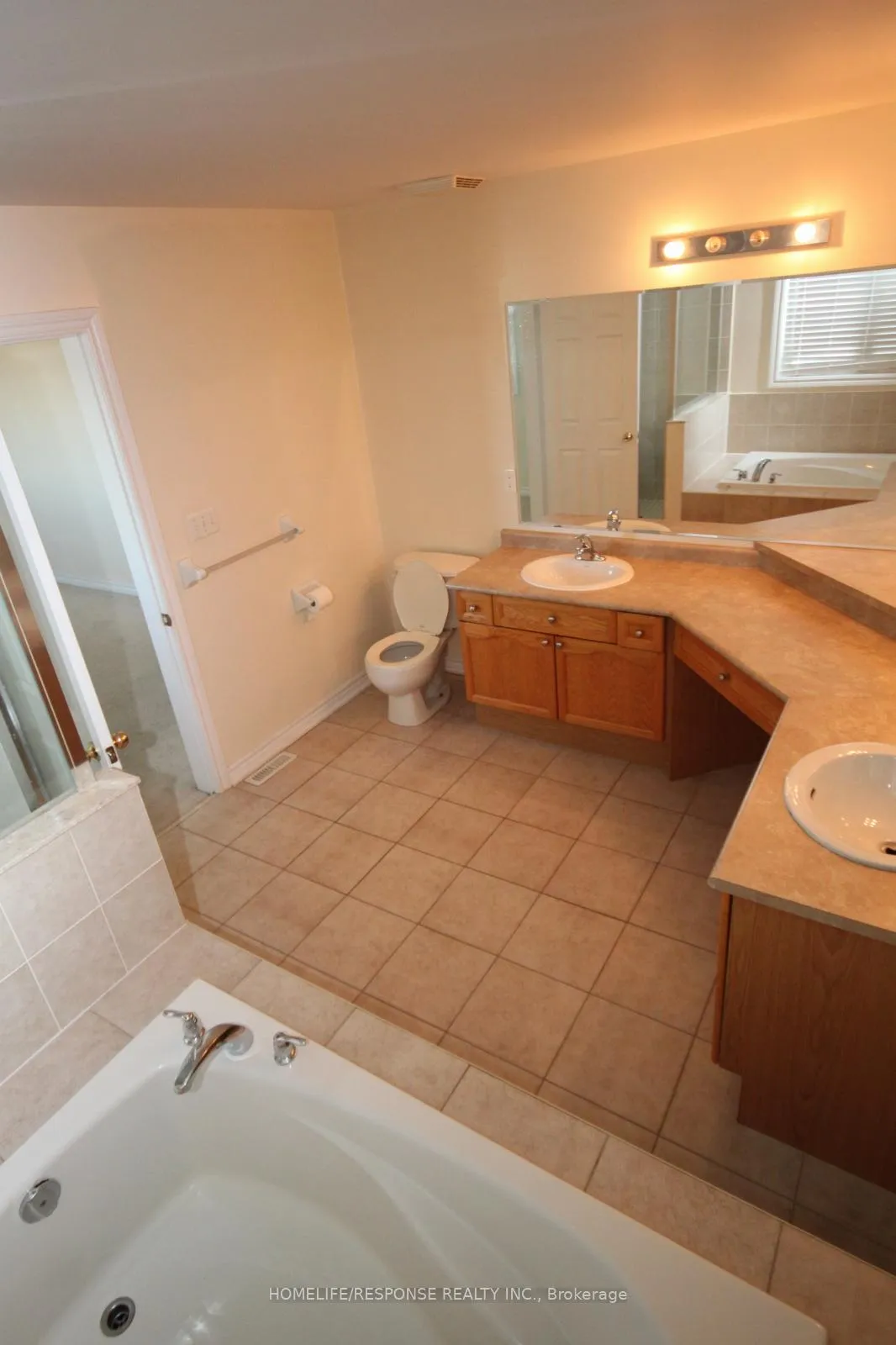 Photo 10 of 517 Fernforest Drive, Brampton, Sandringham-Wellington — HOMEH
