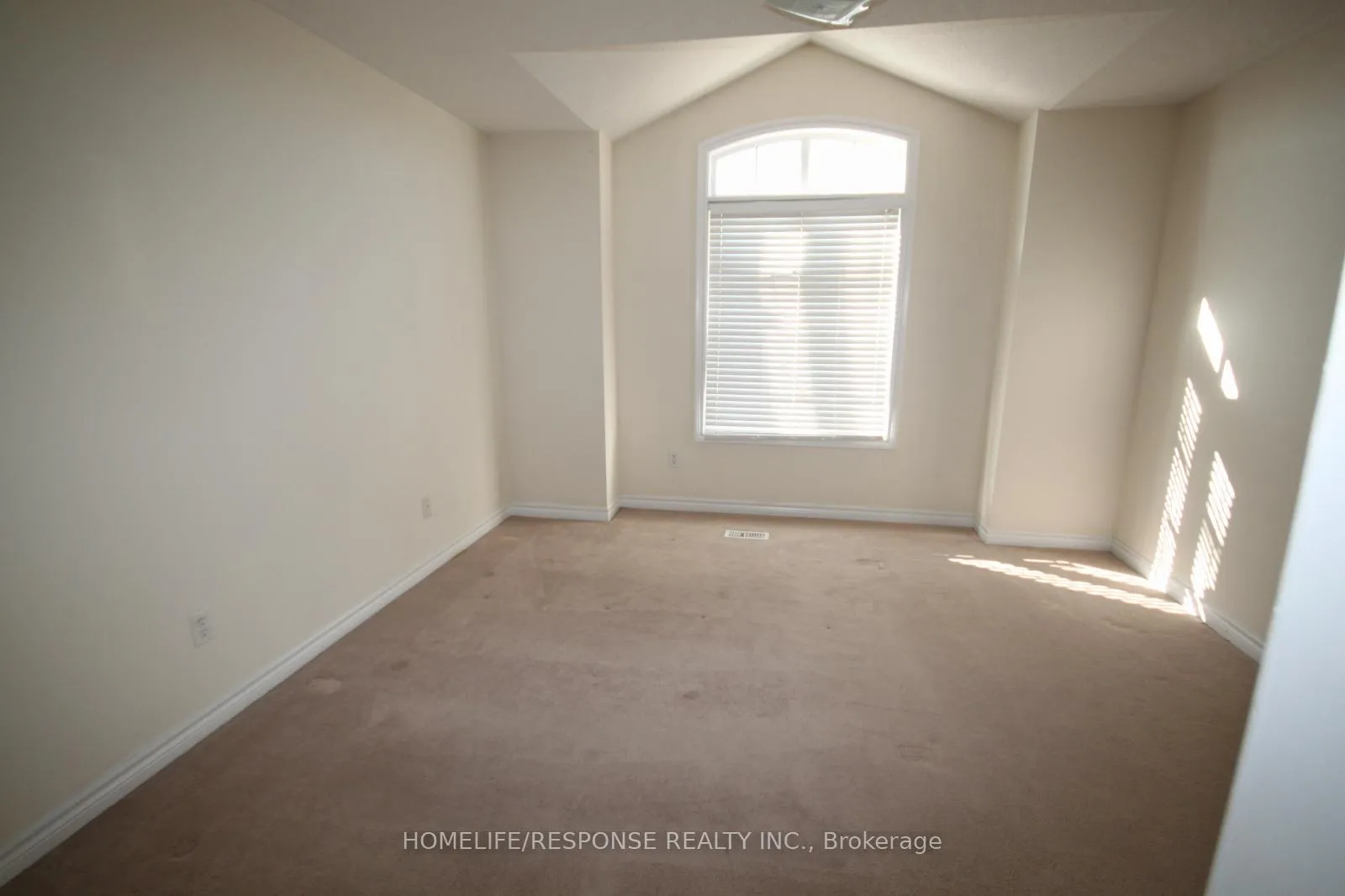 Photo 13 of 517 Fernforest Drive, Brampton, Sandringham-Wellington — HOMEH