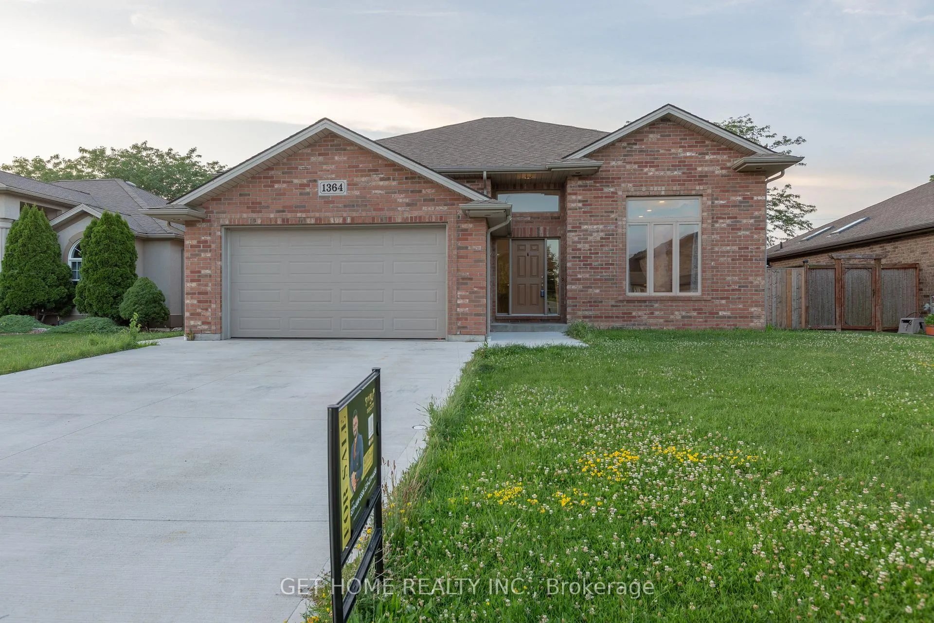 Photo 1 of 1364 Matthews Crescent, Lakeshore — HOMEH