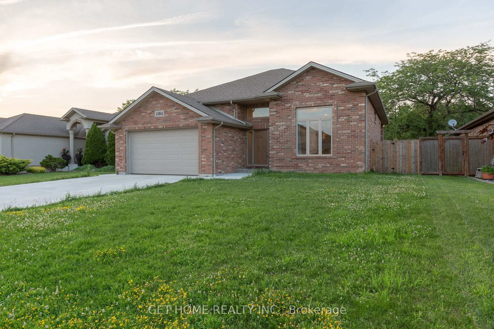Photo 2 of 1364 Matthews Crescent, Lakeshore — HOMEH