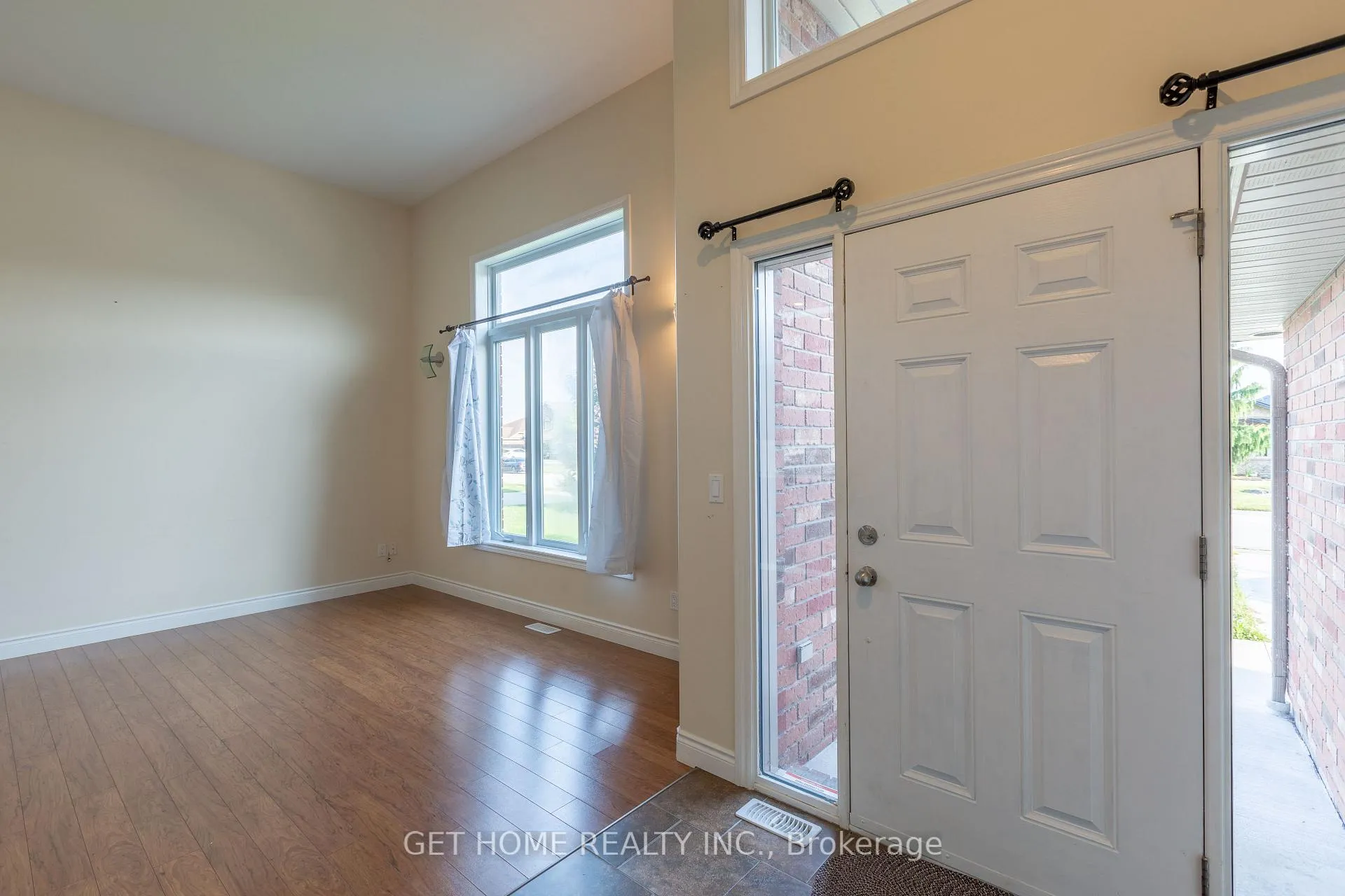 Photo 3 of 1364 Matthews Crescent, Lakeshore — HOMEH