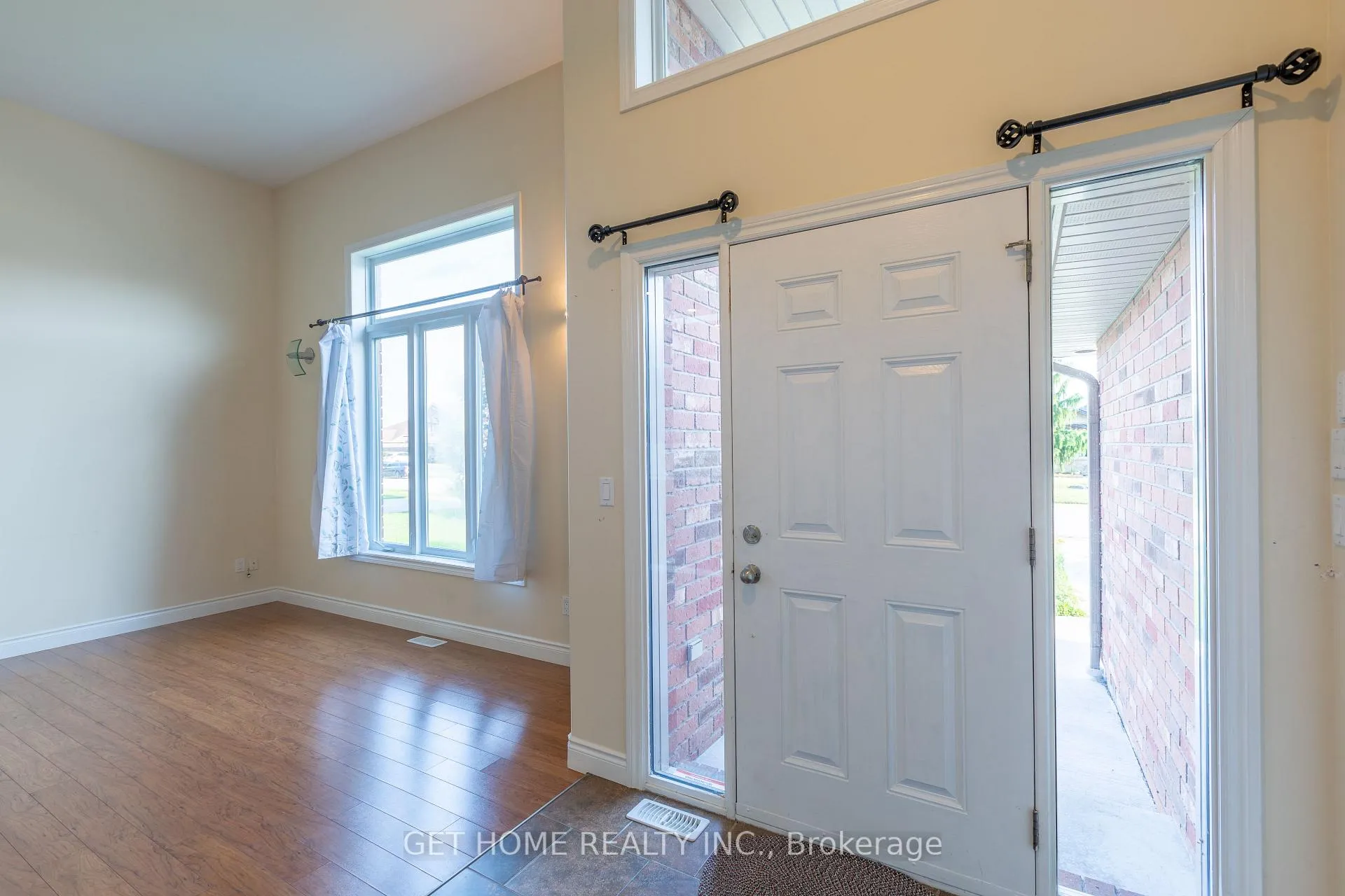 Photo 4 of 1364 Matthews Crescent, Lakeshore — HOMEH