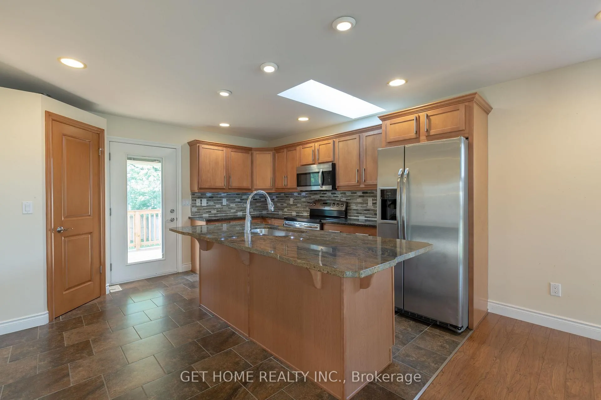 Photo 8 of 1364 Matthews Crescent, Lakeshore — HOMEH