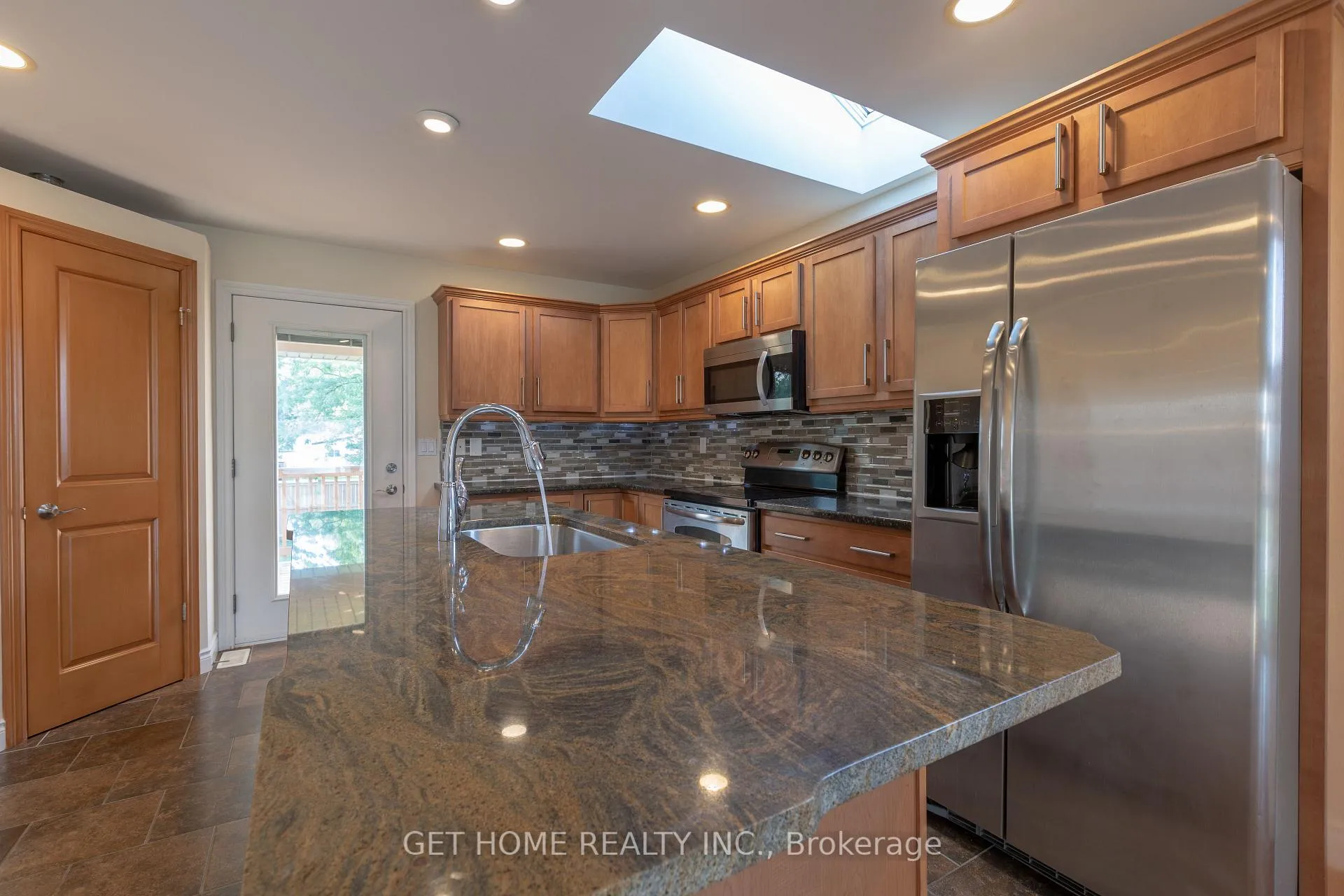 Photo 11 of 1364 Matthews Crescent, Lakeshore — HOMEH