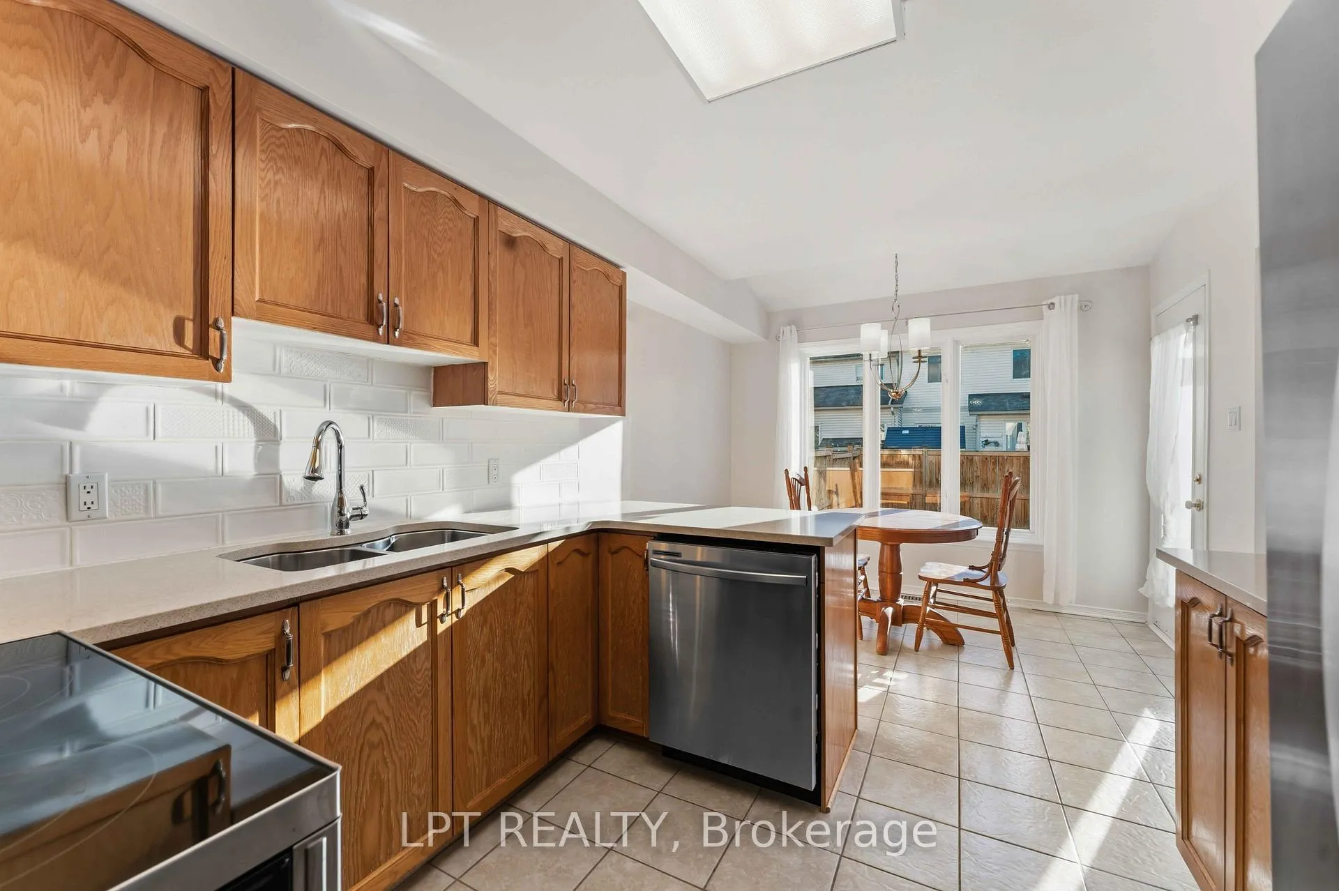 Photo 10 of 49 Pennard Way, Ottawa, Hunt Club Park/Greenboro — HOMEH