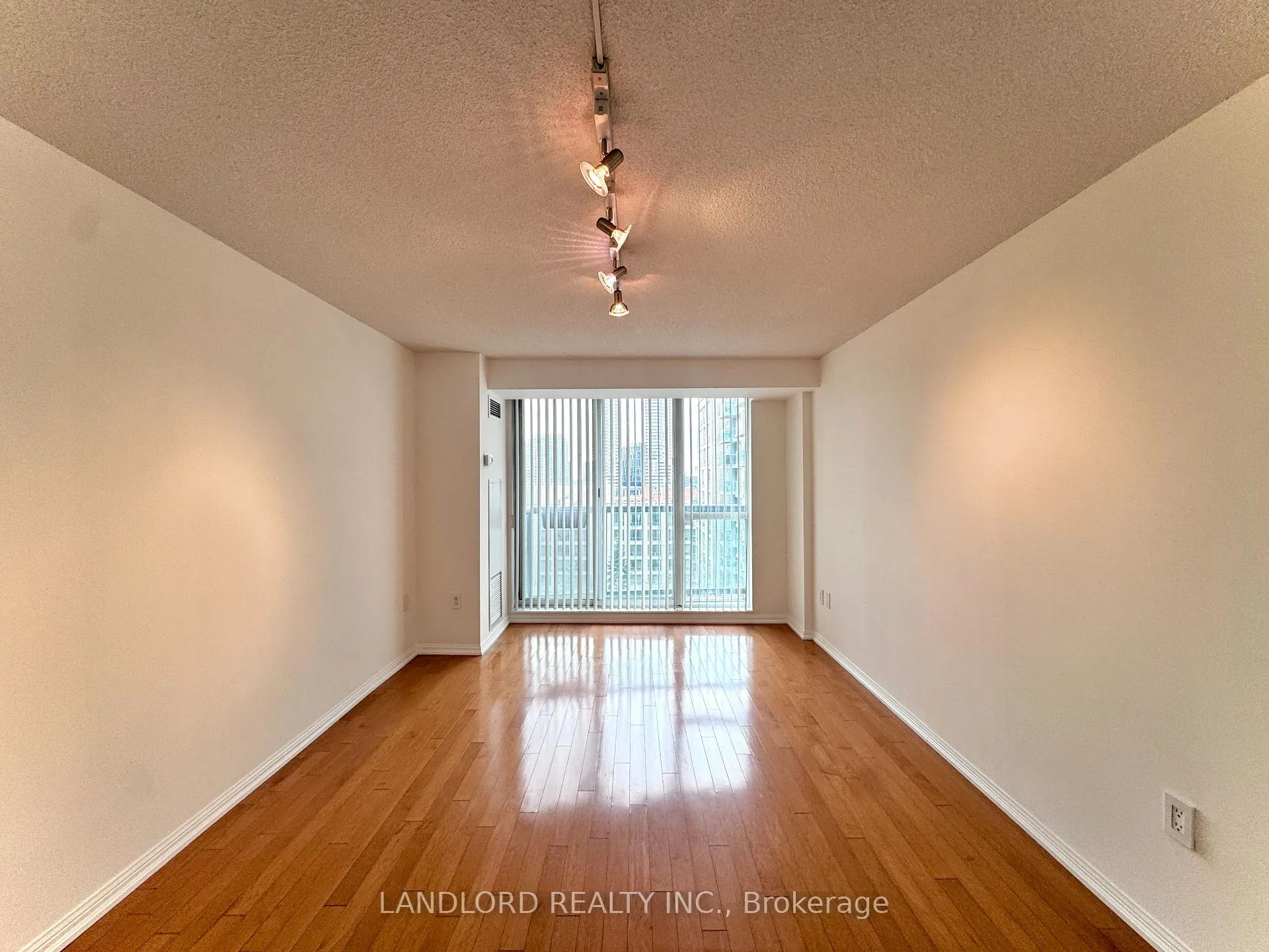 Photo 4 of Unit 911, 109 Front Street E, Toronto, Moss Park — HOMEH