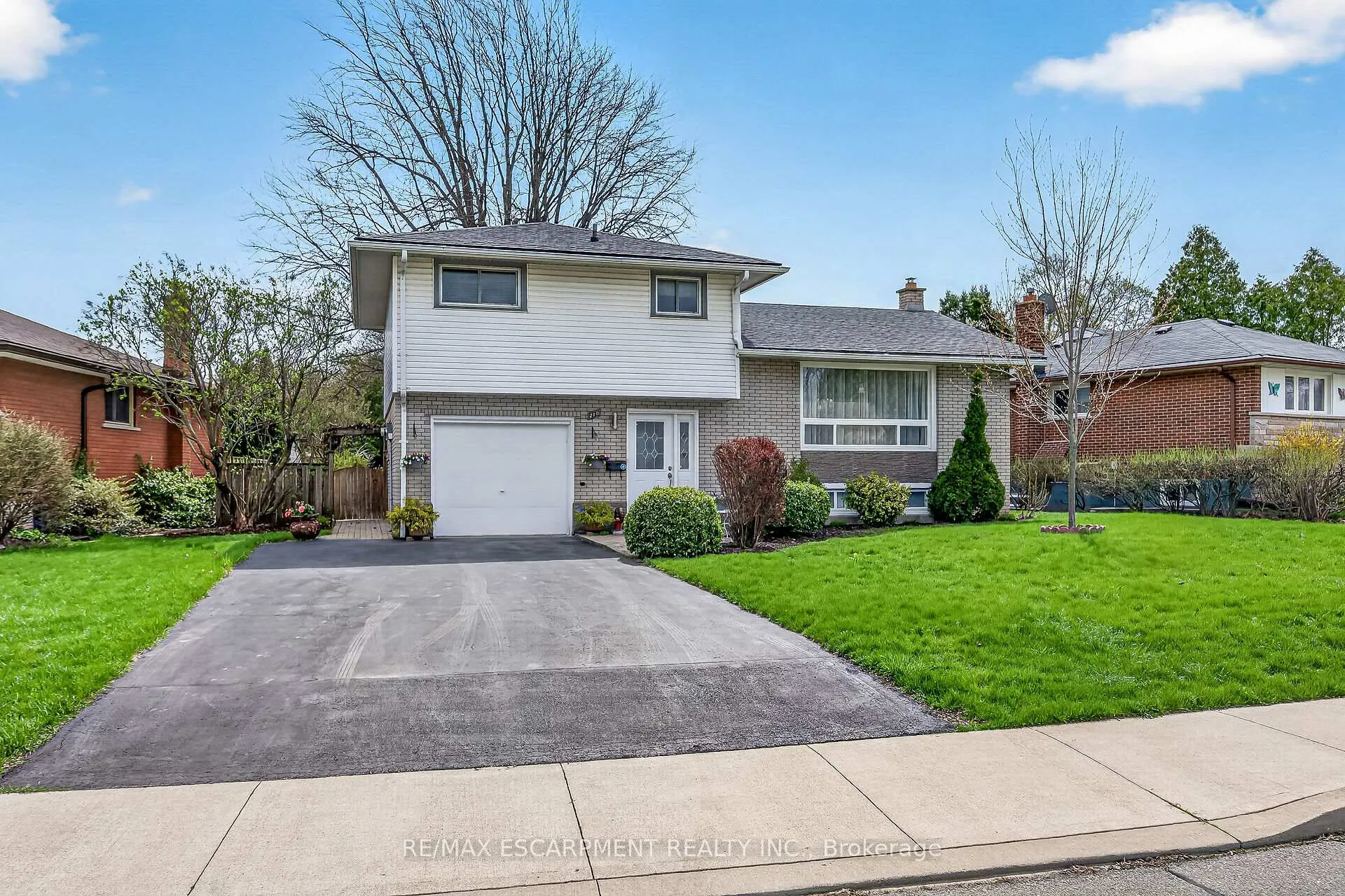 Photo 2 of 210 Columbia Drive, Hamilton, Buchanan — HOMEH