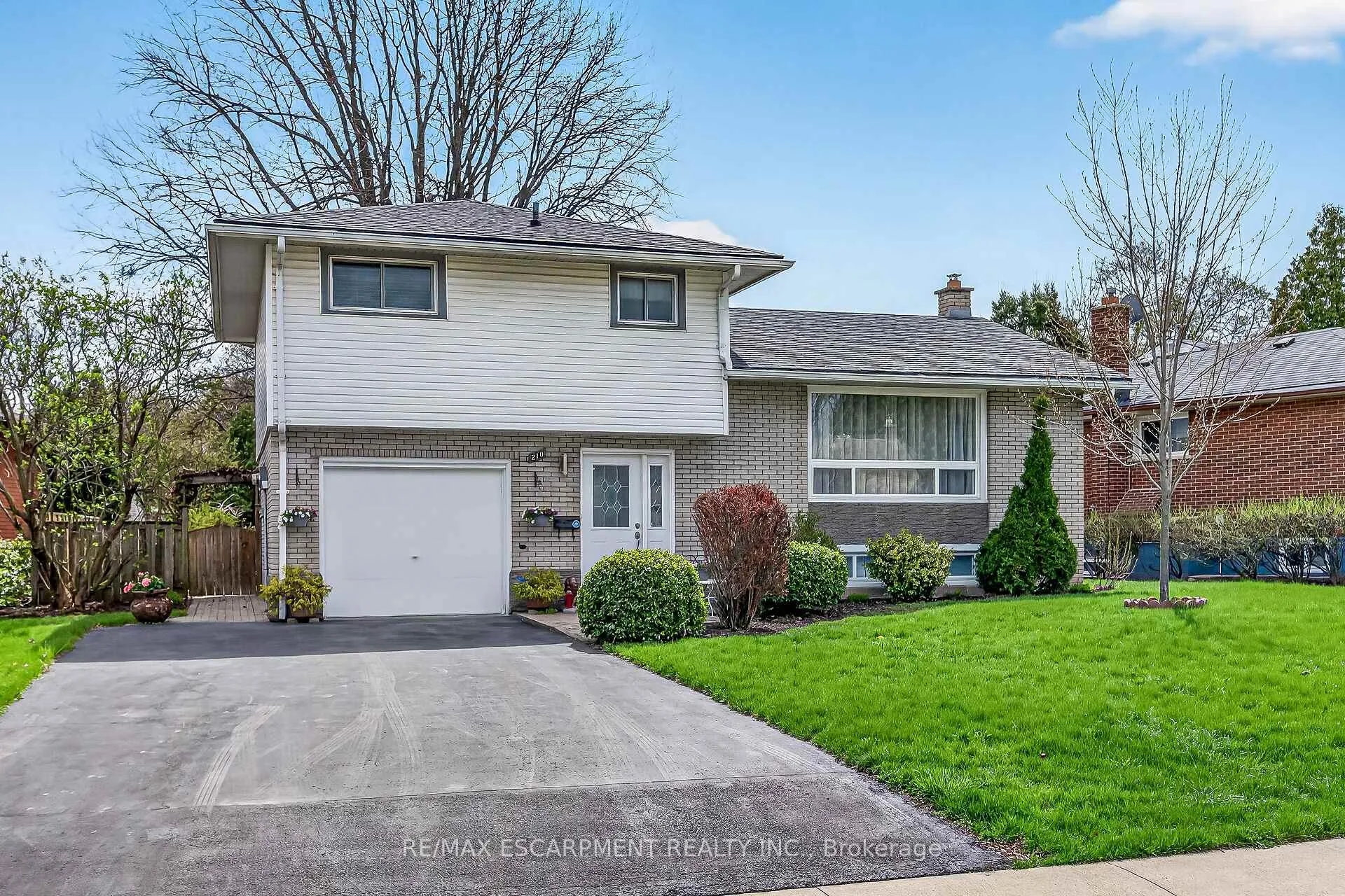 Photo 3 of 210 Columbia Drive, Hamilton, Buchanan — HOMEH