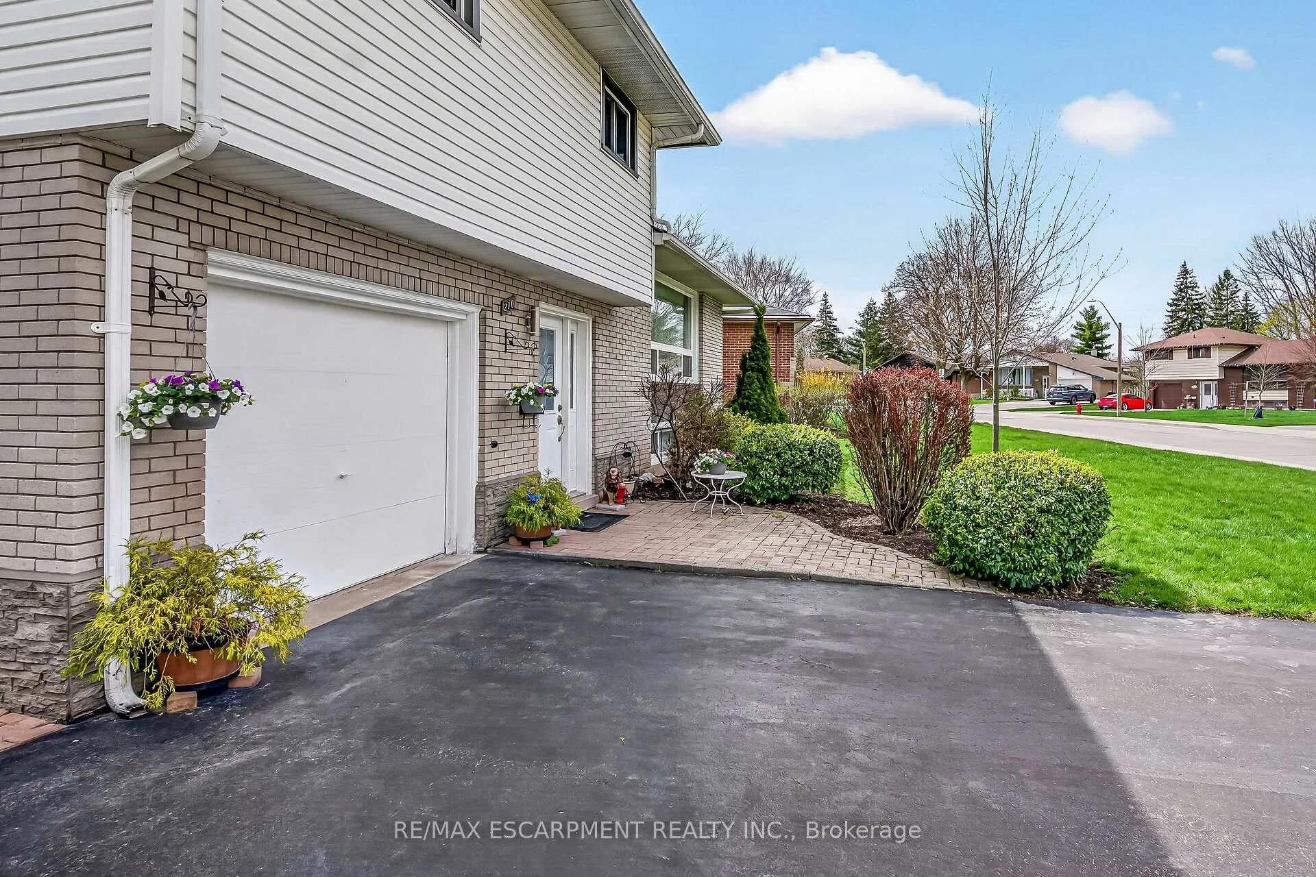 Photo 4 of 210 Columbia Drive, Hamilton, Buchanan — HOMEH