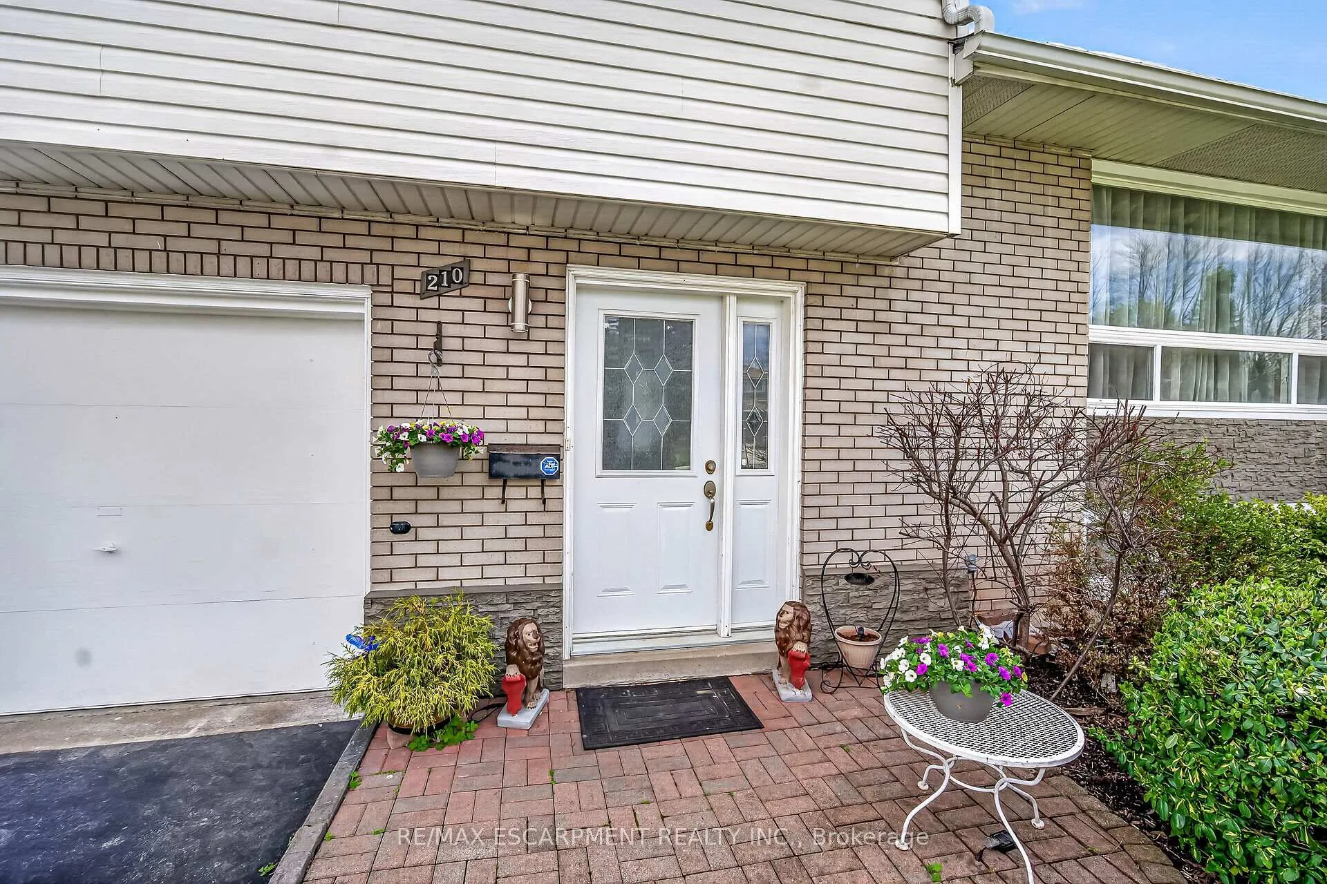 Photo 5 of 210 Columbia Drive, Hamilton, Buchanan — HOMEH